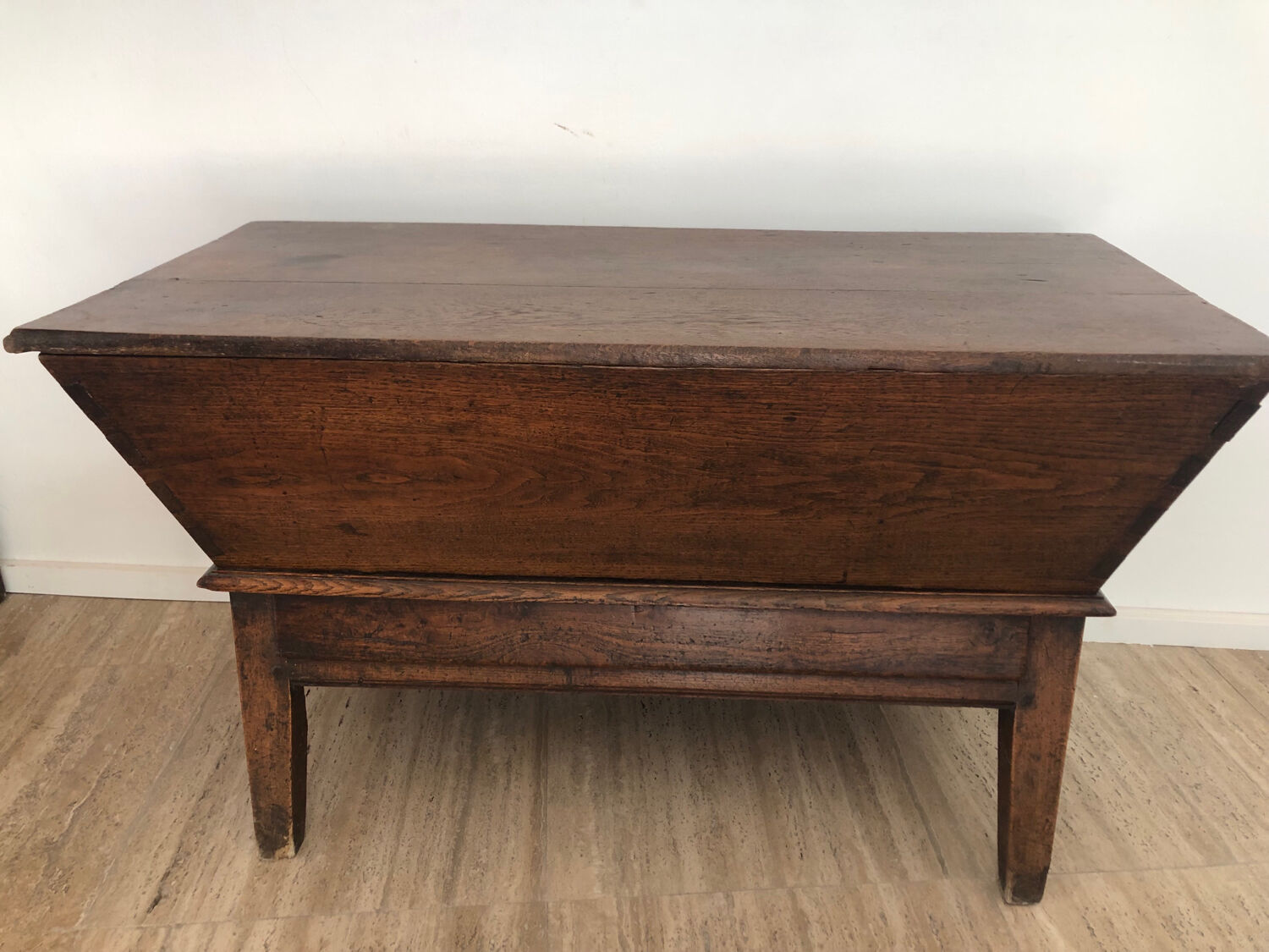 Coffre sur pied / maie en bois