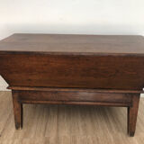 Coffre sur pied / maie en bois