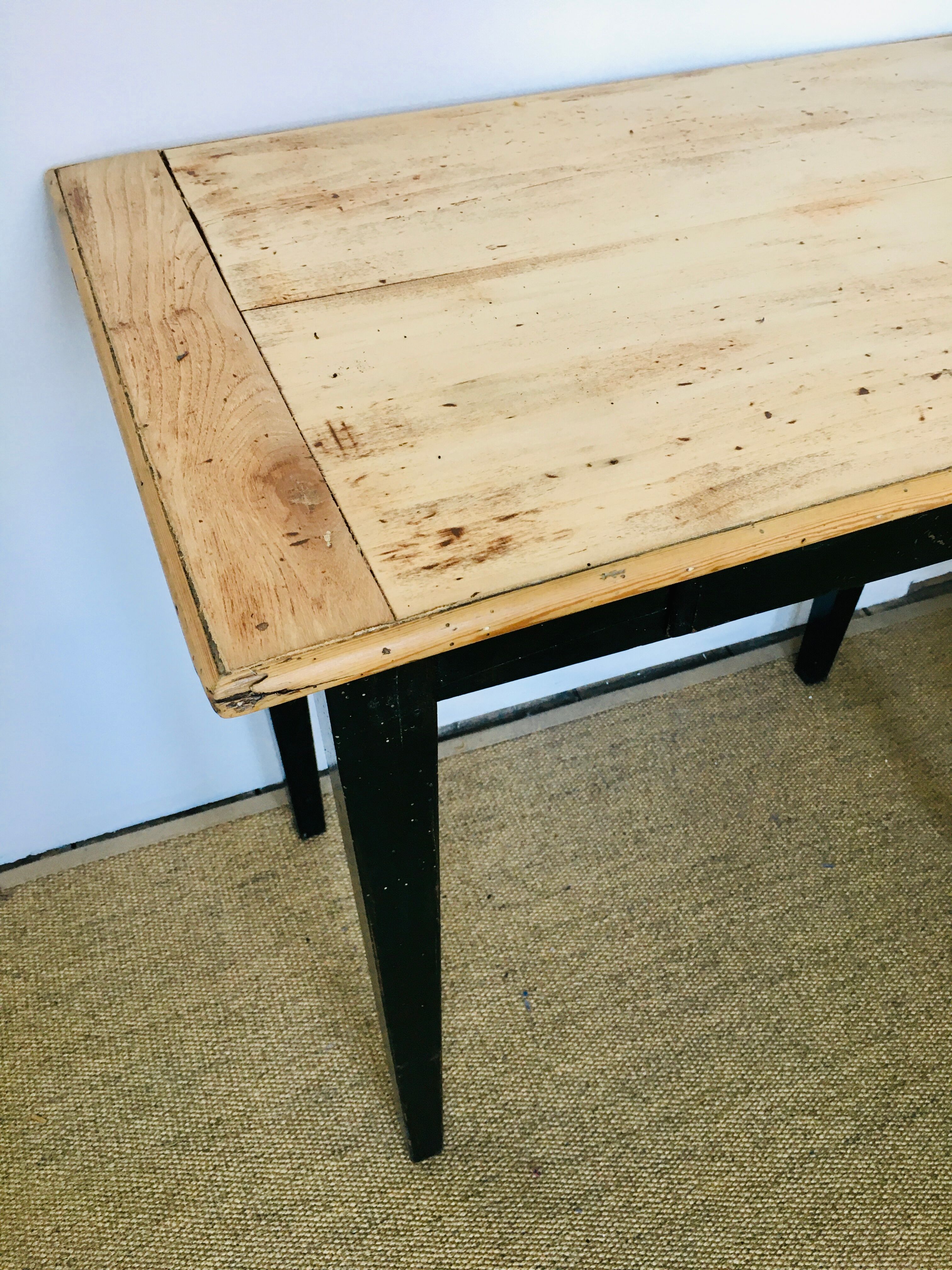 Farm table with tapered feet