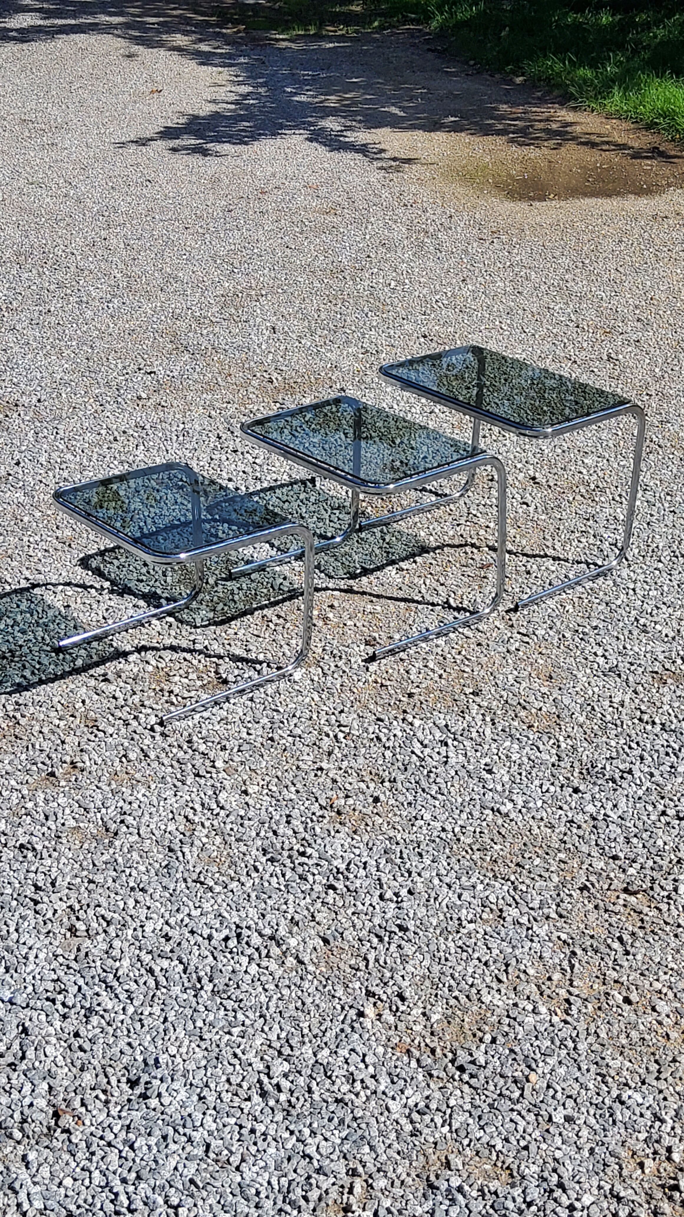 Set de 3 tables gigognes des années 70 en verre fumé piètement chromé