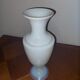 Vase en opaline blanche