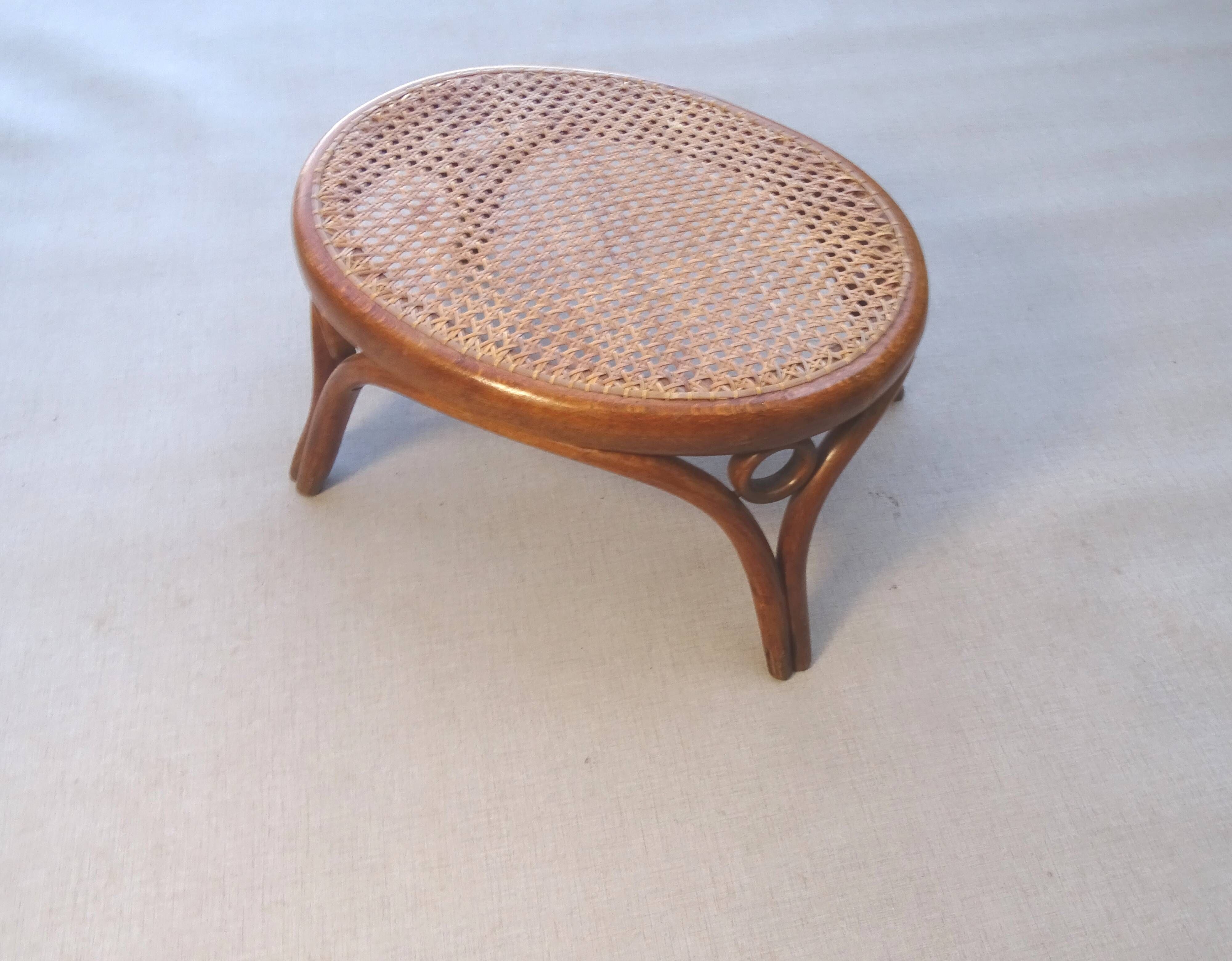 THONET footstool, footstool no. 3 from around 1900, in original condition.