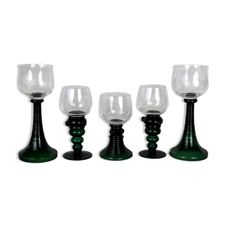 Set of 5 green römer glasses engraved with vine pattern - Bavarian crystal - 70s / 80s