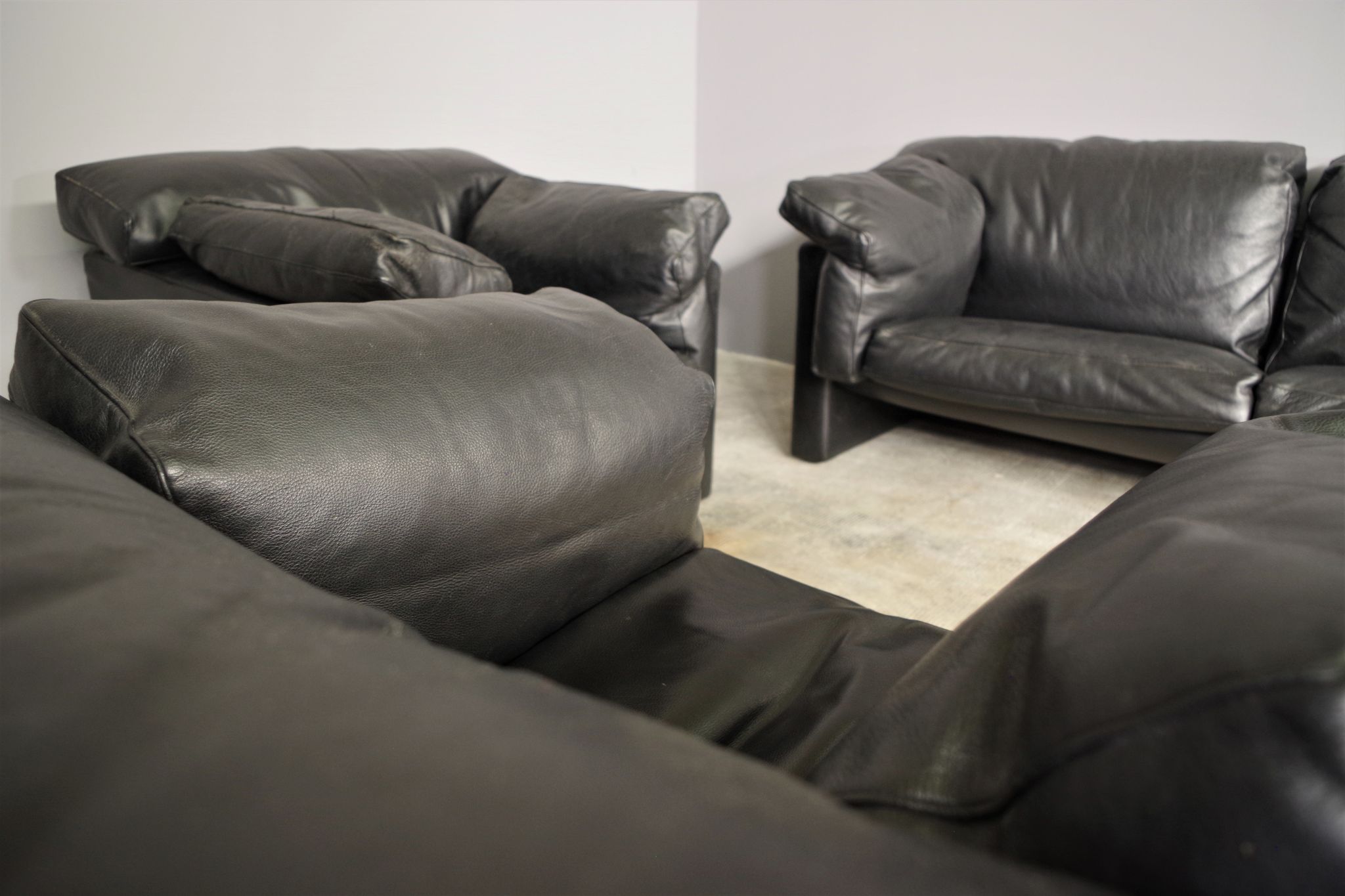 Moroso sofa set and armchairs in black leather, 1984