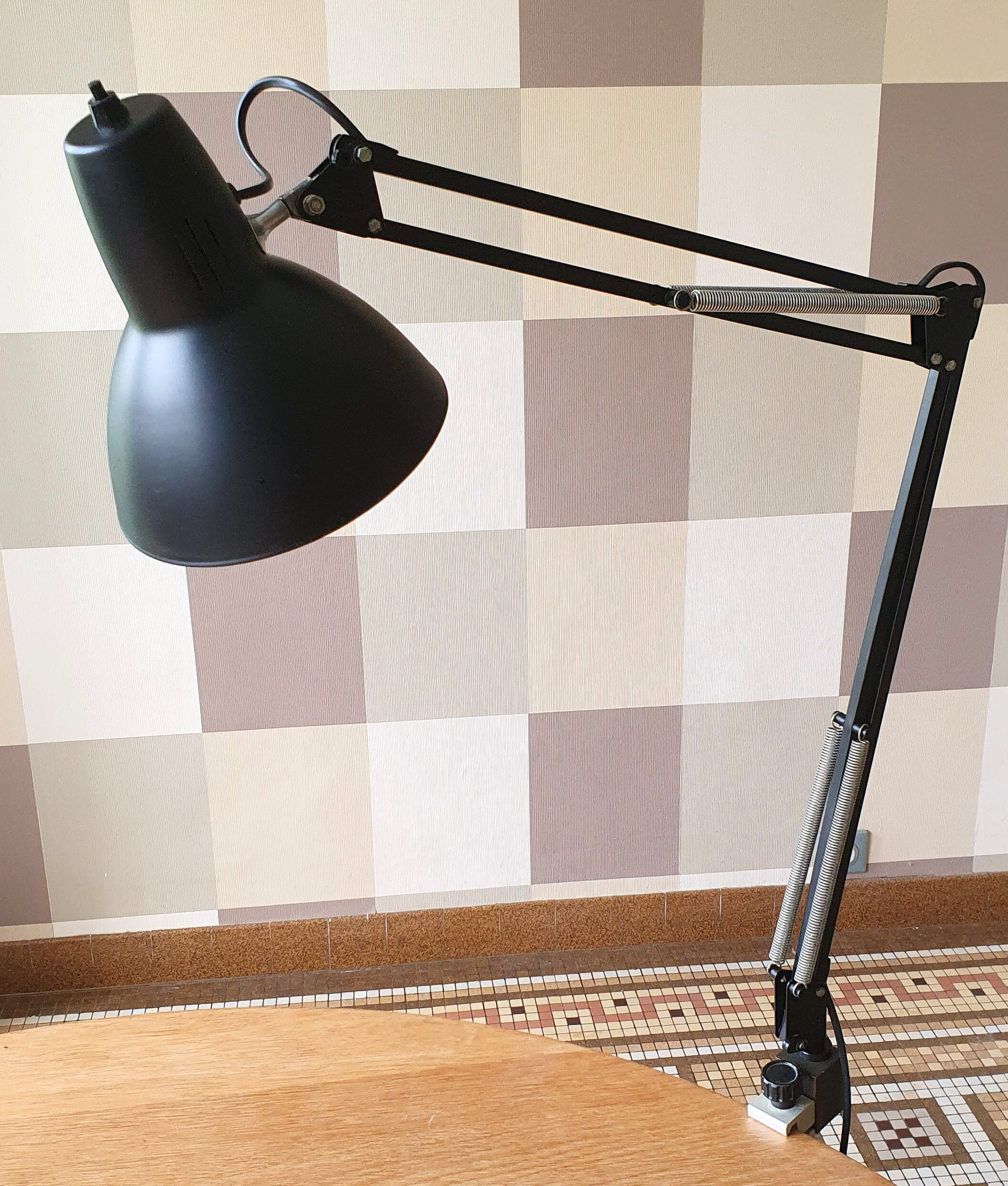 Twist 70s desk lamp