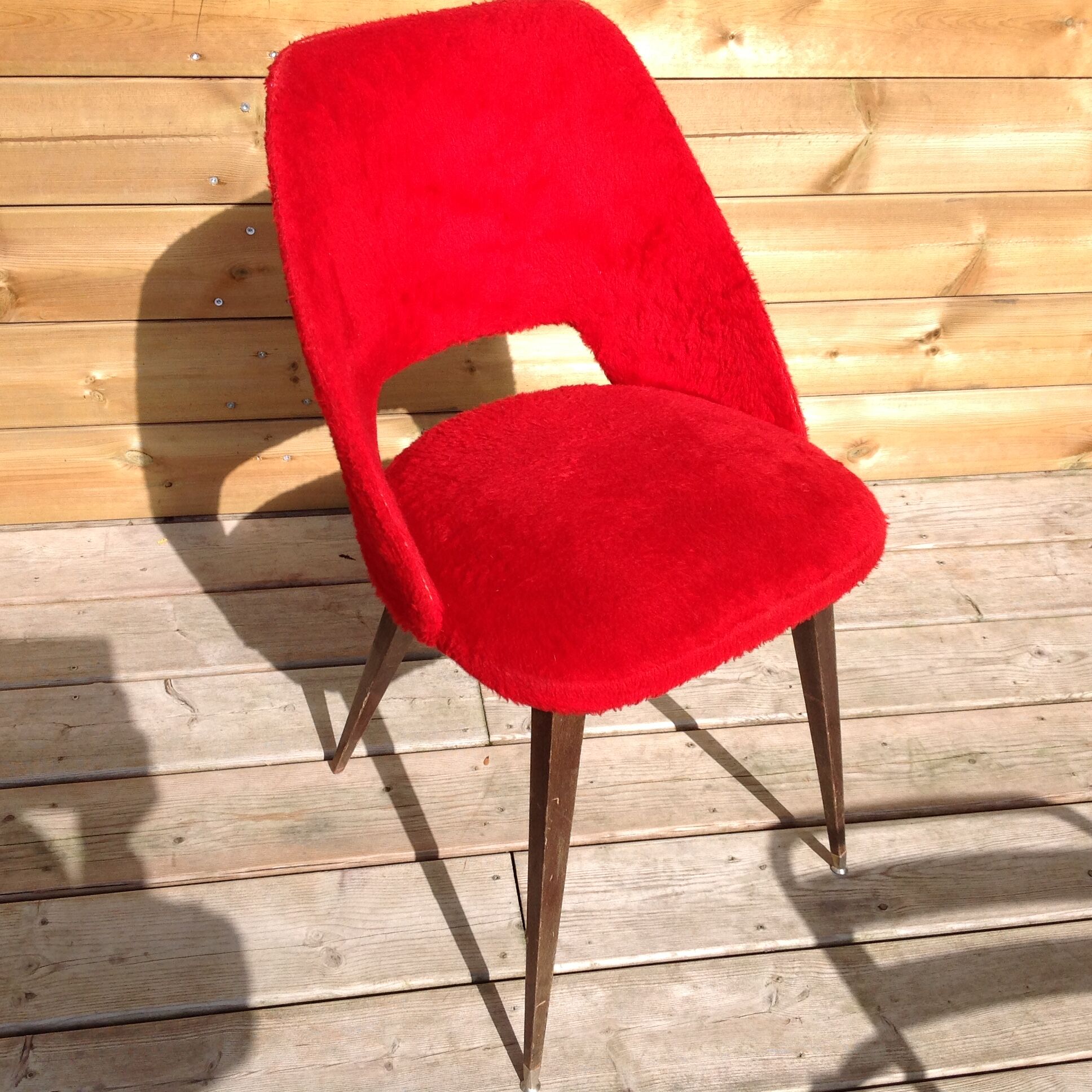 Chaise moumoute rouge pieds compas