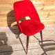 Chaise moumoute rouge pieds compas