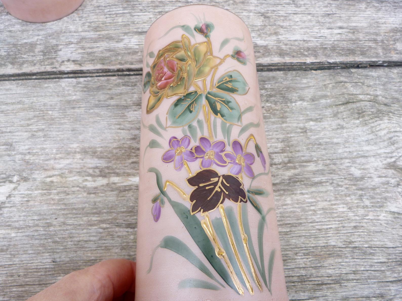 Paire de vases 1900 en opaline rose émaillés