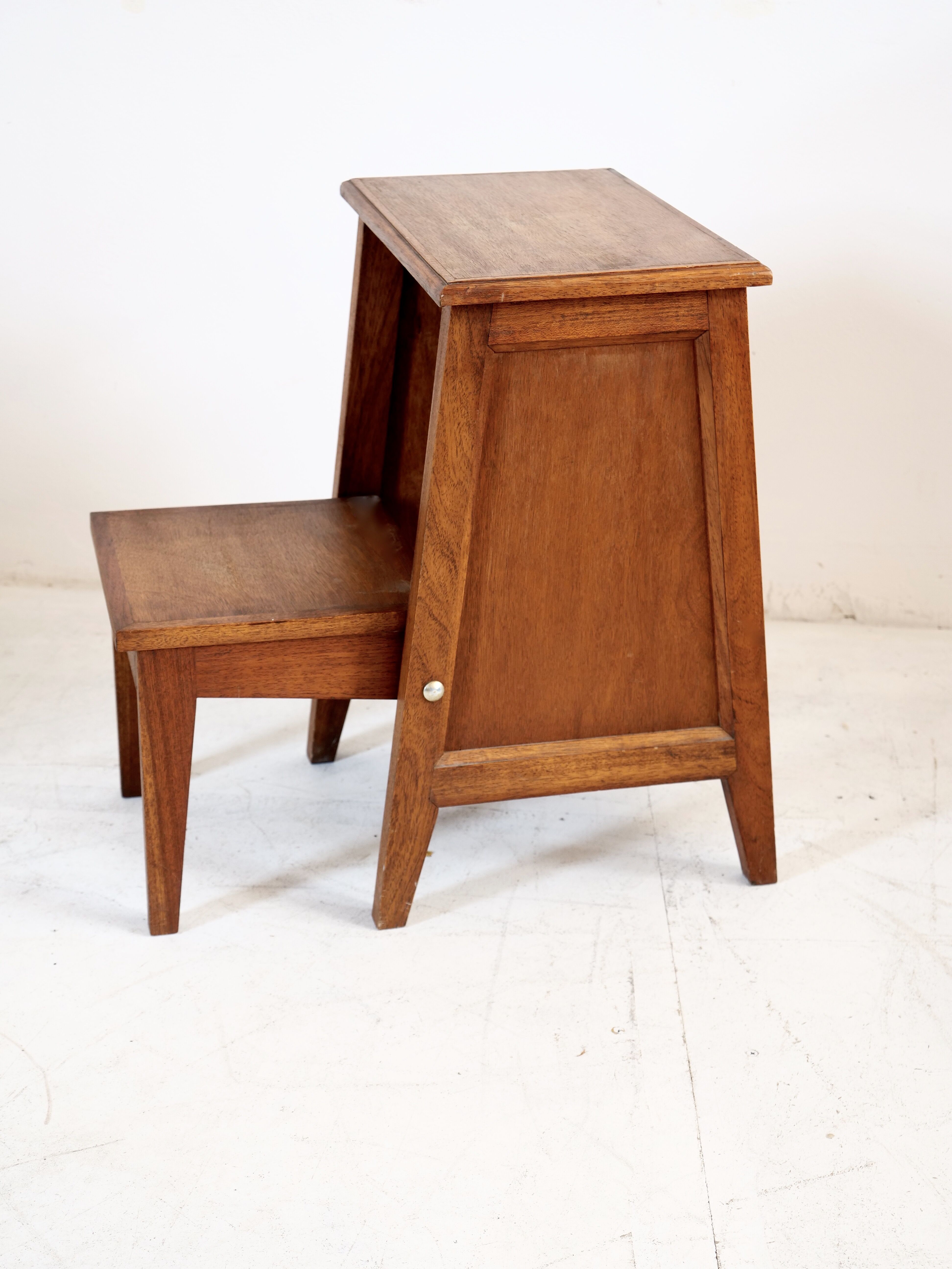 Retractable step stool in solid wood art deco