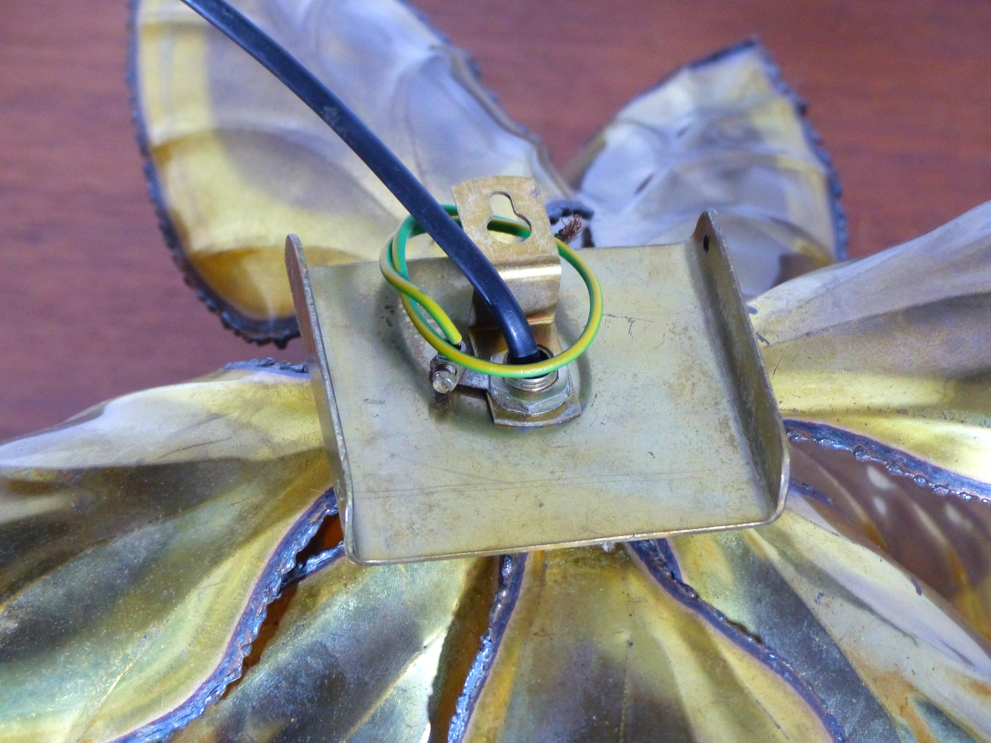 Wall sconce flower shaped and brass