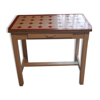 Table d'appoint blanche dessus a carreaux rouge, avec un tiroir