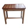 Table d'appoint blanche dessus a carreaux rouge, avec un tiroir