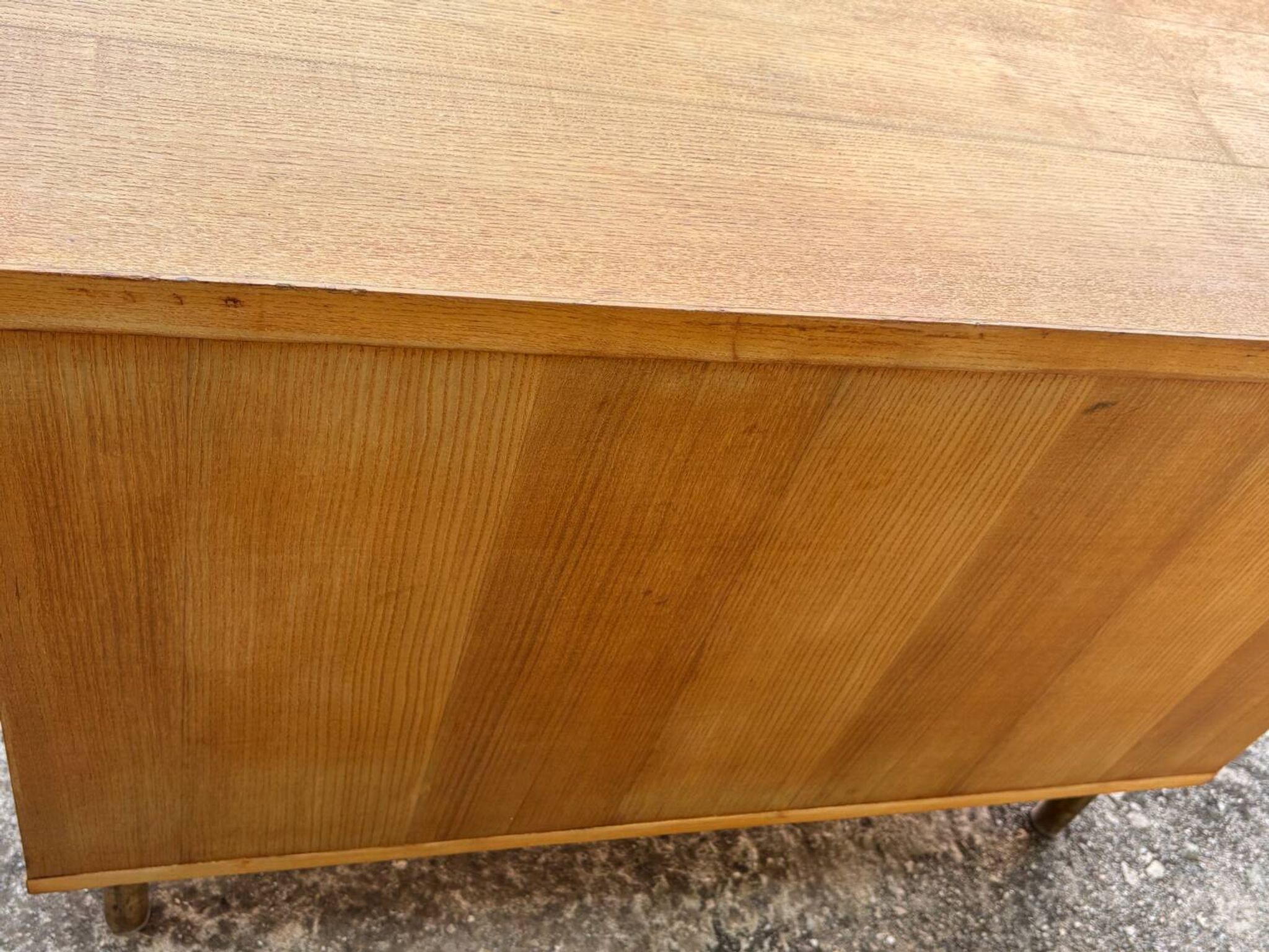 Commode années 70 chêne, laiton et placage blanc cassé