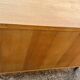 Commode années 70 chêne, laiton et placage blanc cassé