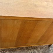 Commode années 70 chêne, laiton et placage blanc cassé