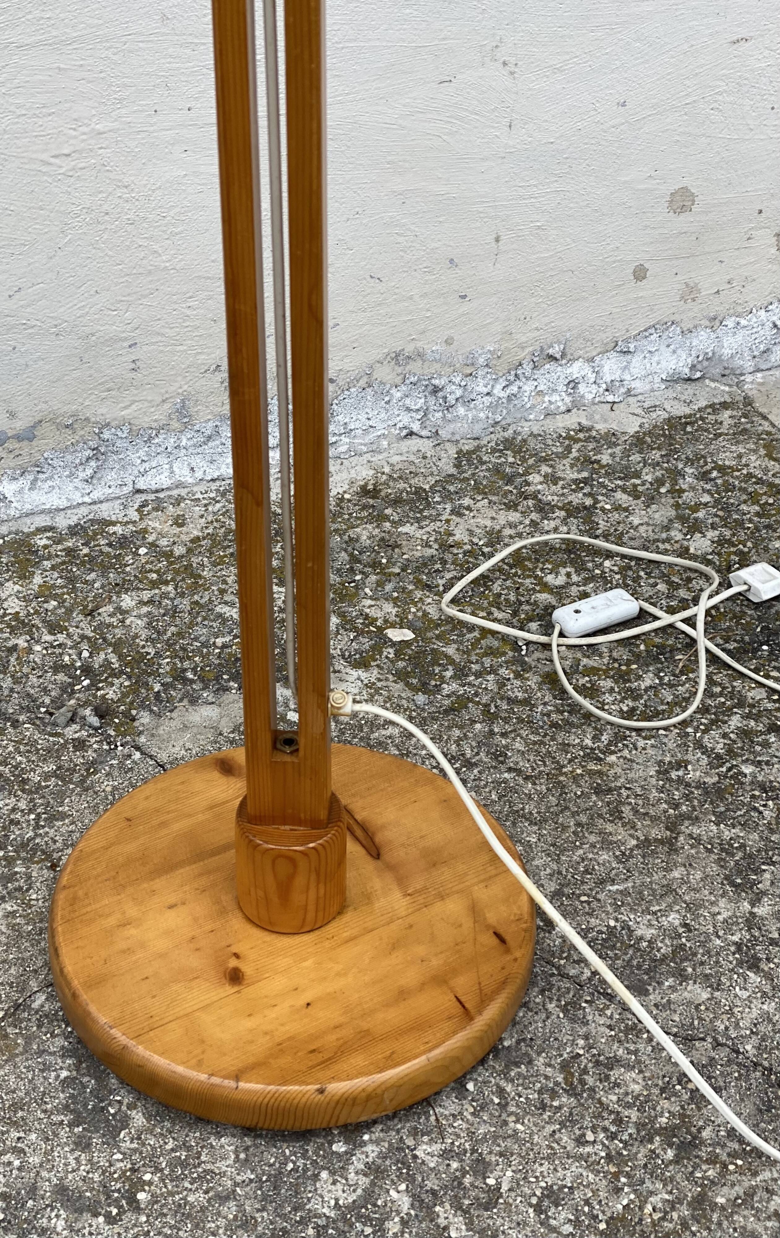 Vintage 1980s Scandinavian floor lamp in pine and white lacquered metal.