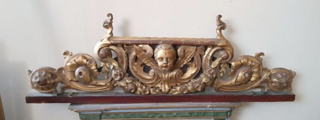 Fronton ancien en bois doré et sculpté du XIXe siècle