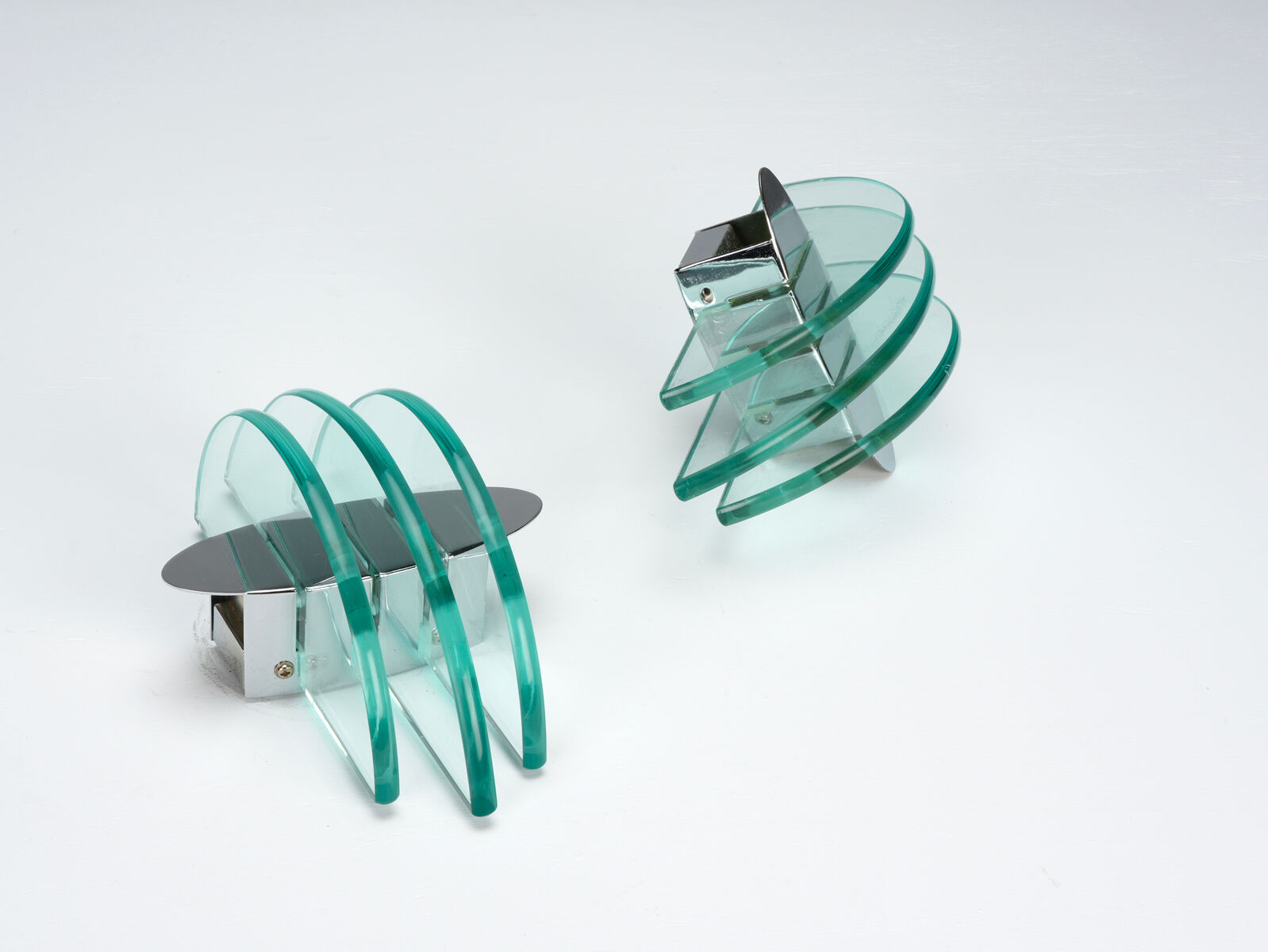 Paire d'appliques postmoderne en métal et verre circa 1980