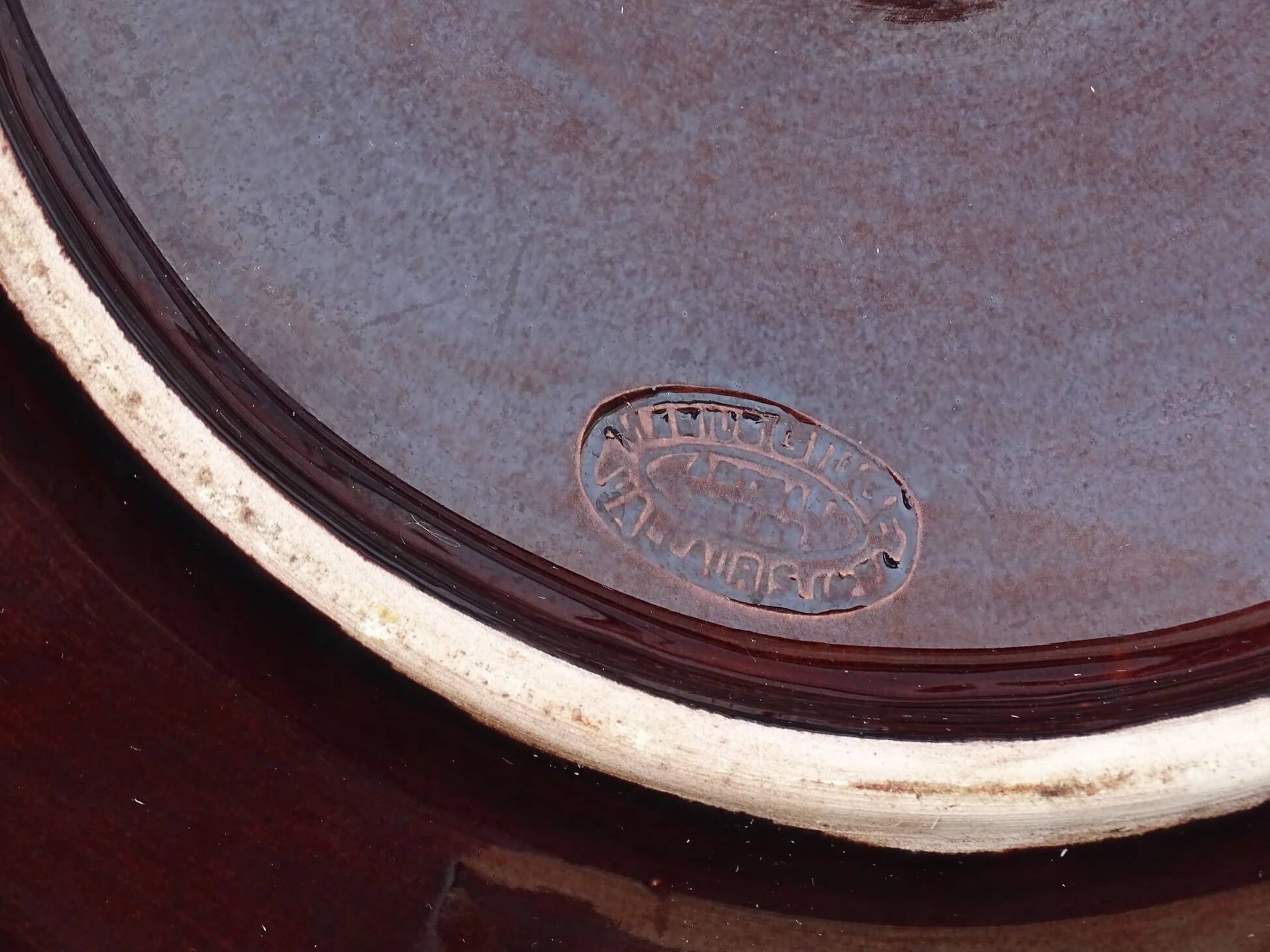 Assiette à huîtres vintage en faïence de Vallauris, signée Marius Giuge.