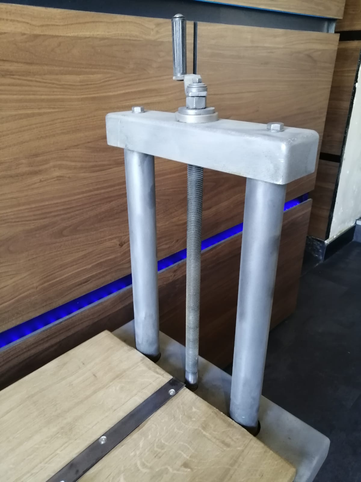 Industrial lift table