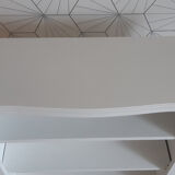 White lacquered bibus