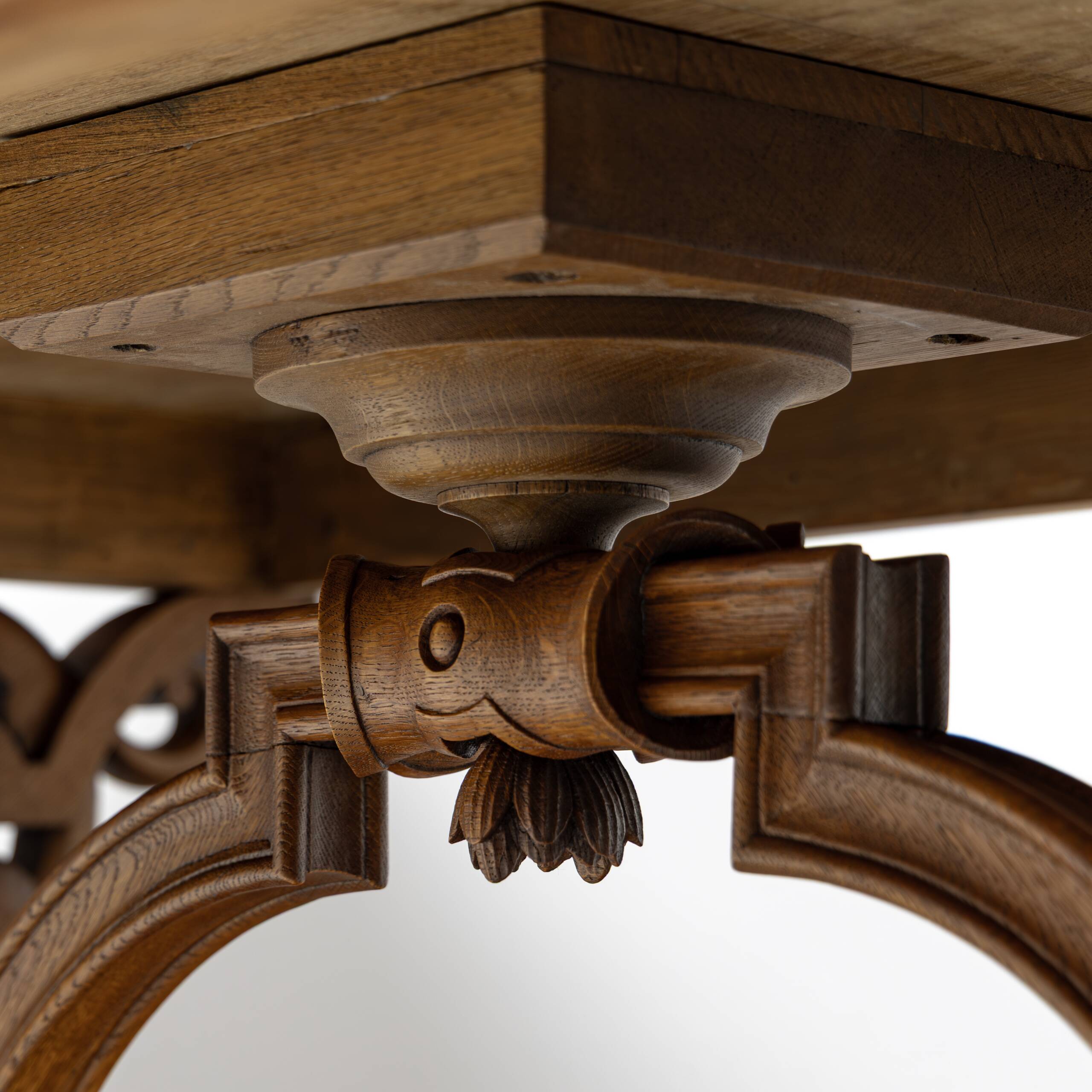 Table de bureau Néorenaissance en chêne 1880-1900