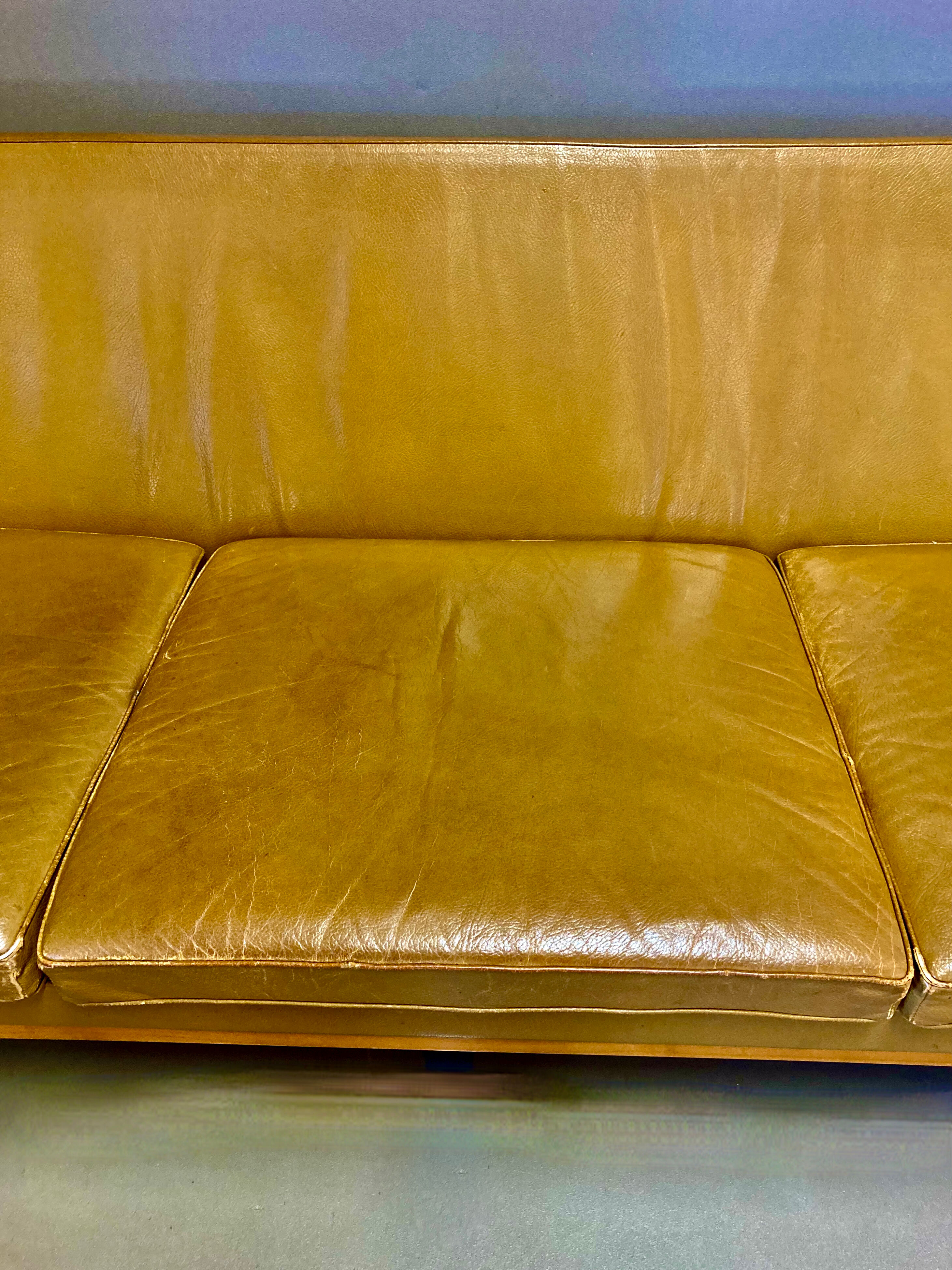 Leather sofa design 1960 Kill International.