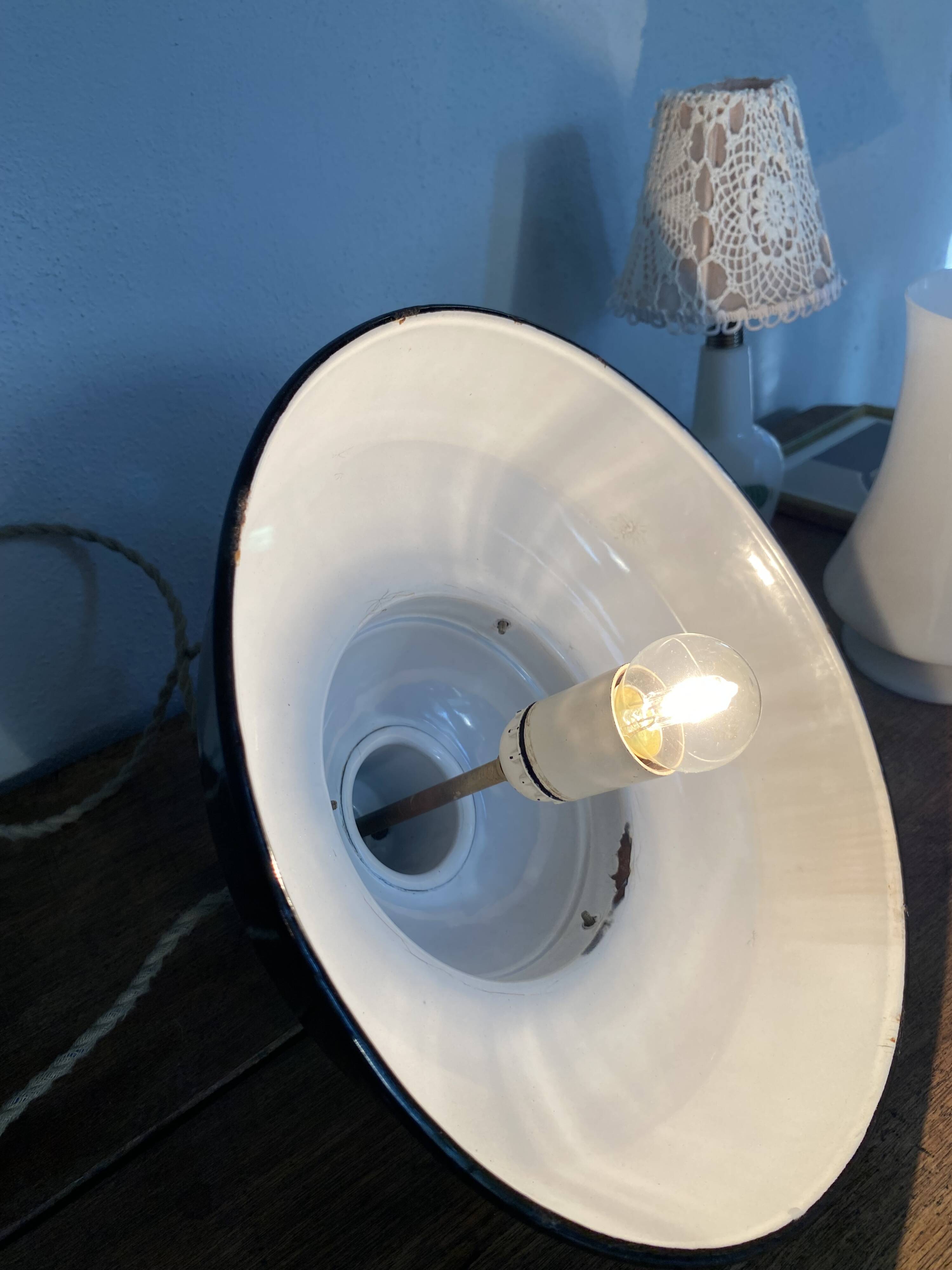 Enamelled sheet metal pendant light, fabric cable