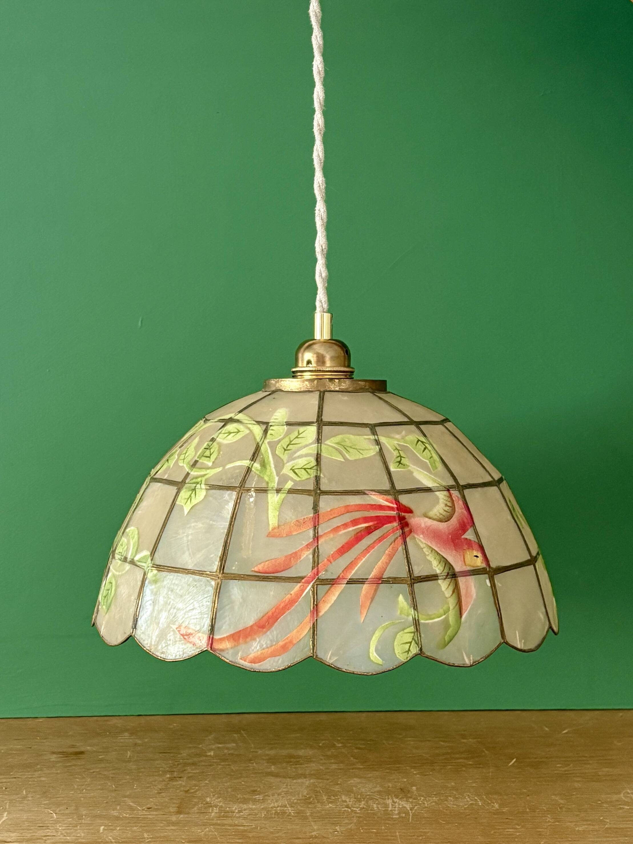 Suspension abat-jour vintage en nacre et laiton décors d'oiseaux