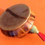 Cendrier à main, bois tourné, décor oiseau, années 1950