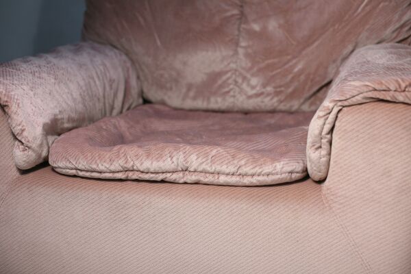 Paire de fauteuils mousse et velours ras rose pale, Cinna, France, circa 1970