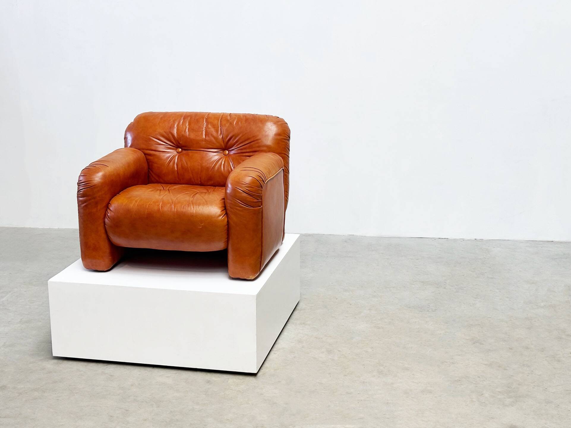 Comfortable Italian lounge chair