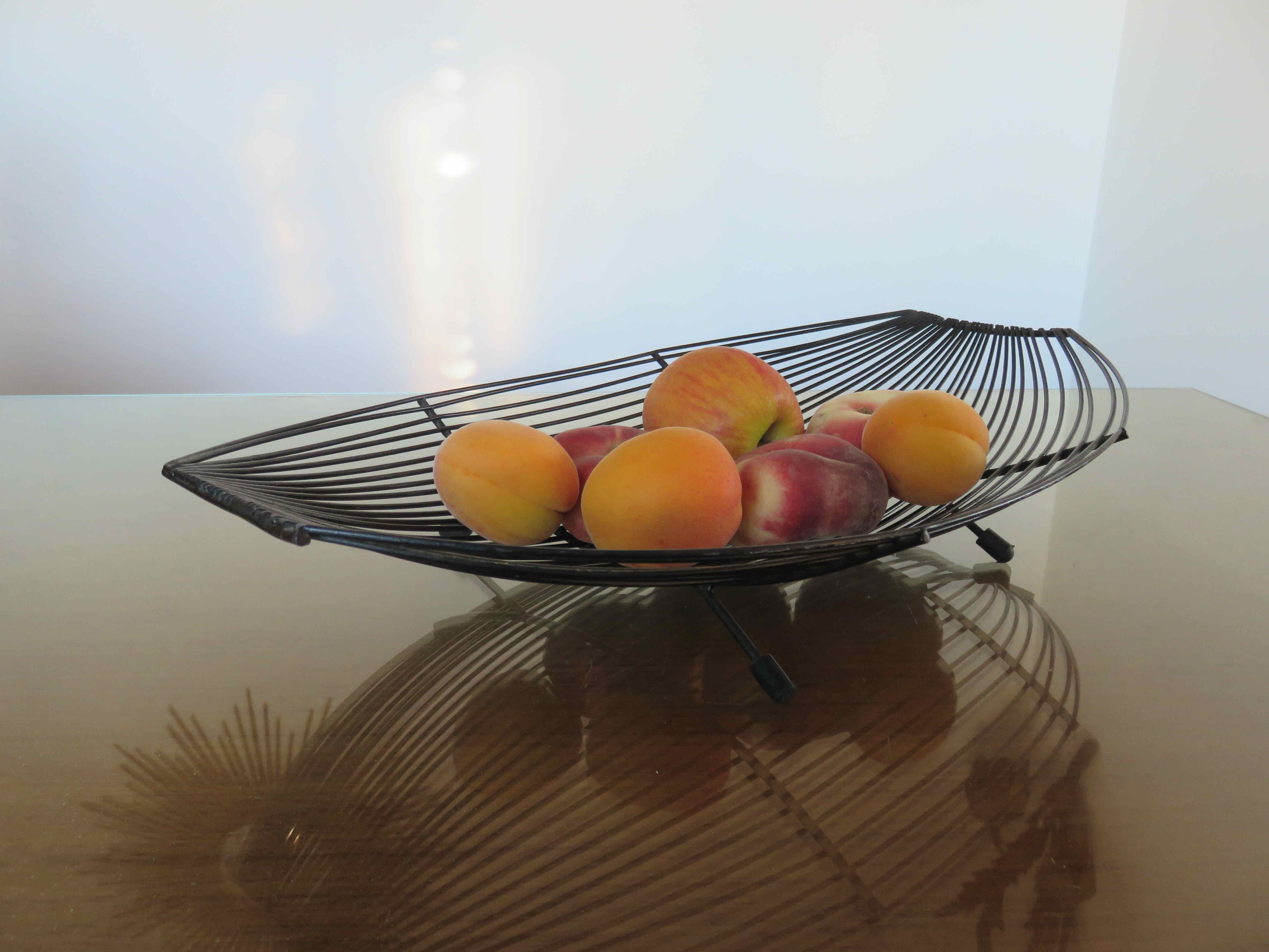 Minimalist fruit basket 50s 60s