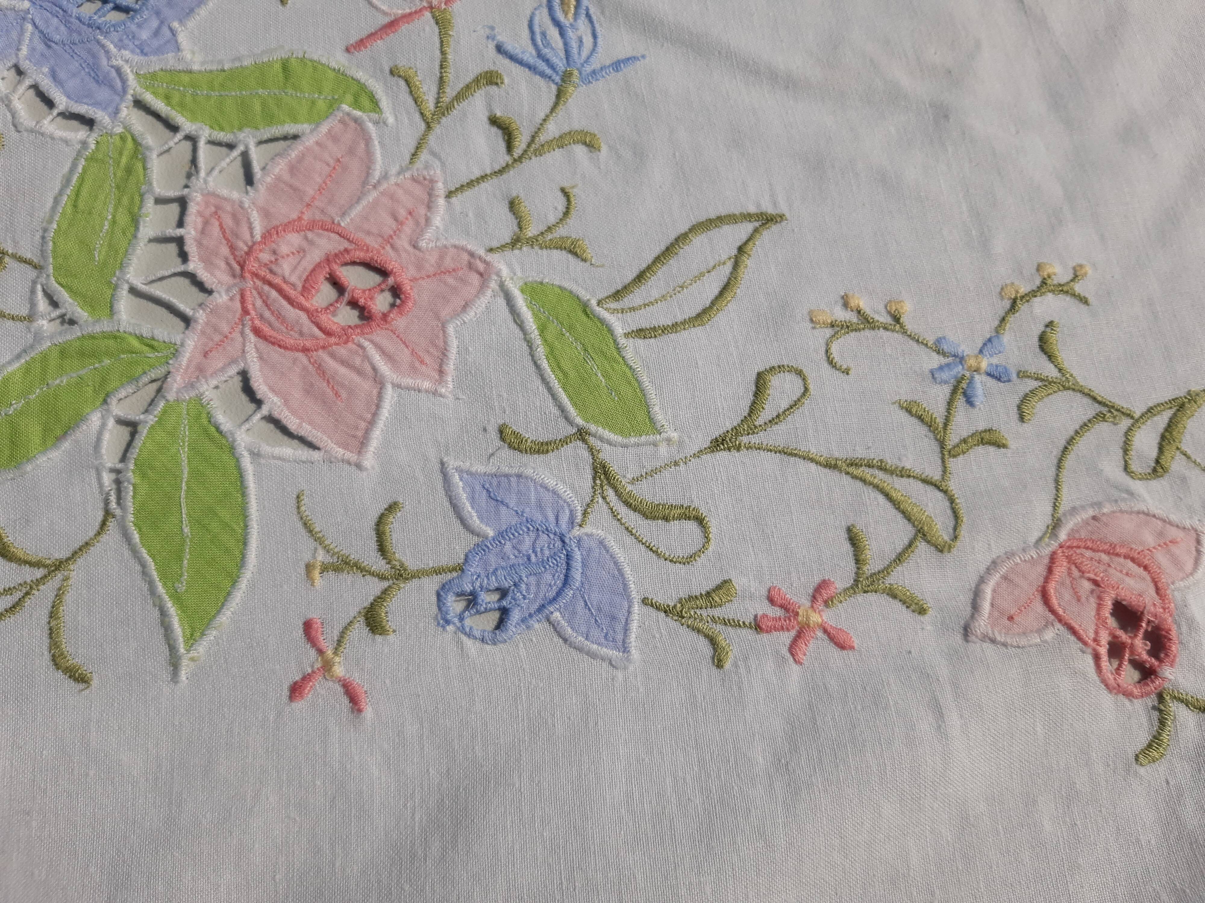 White oval tablecloth large format floral 255X170