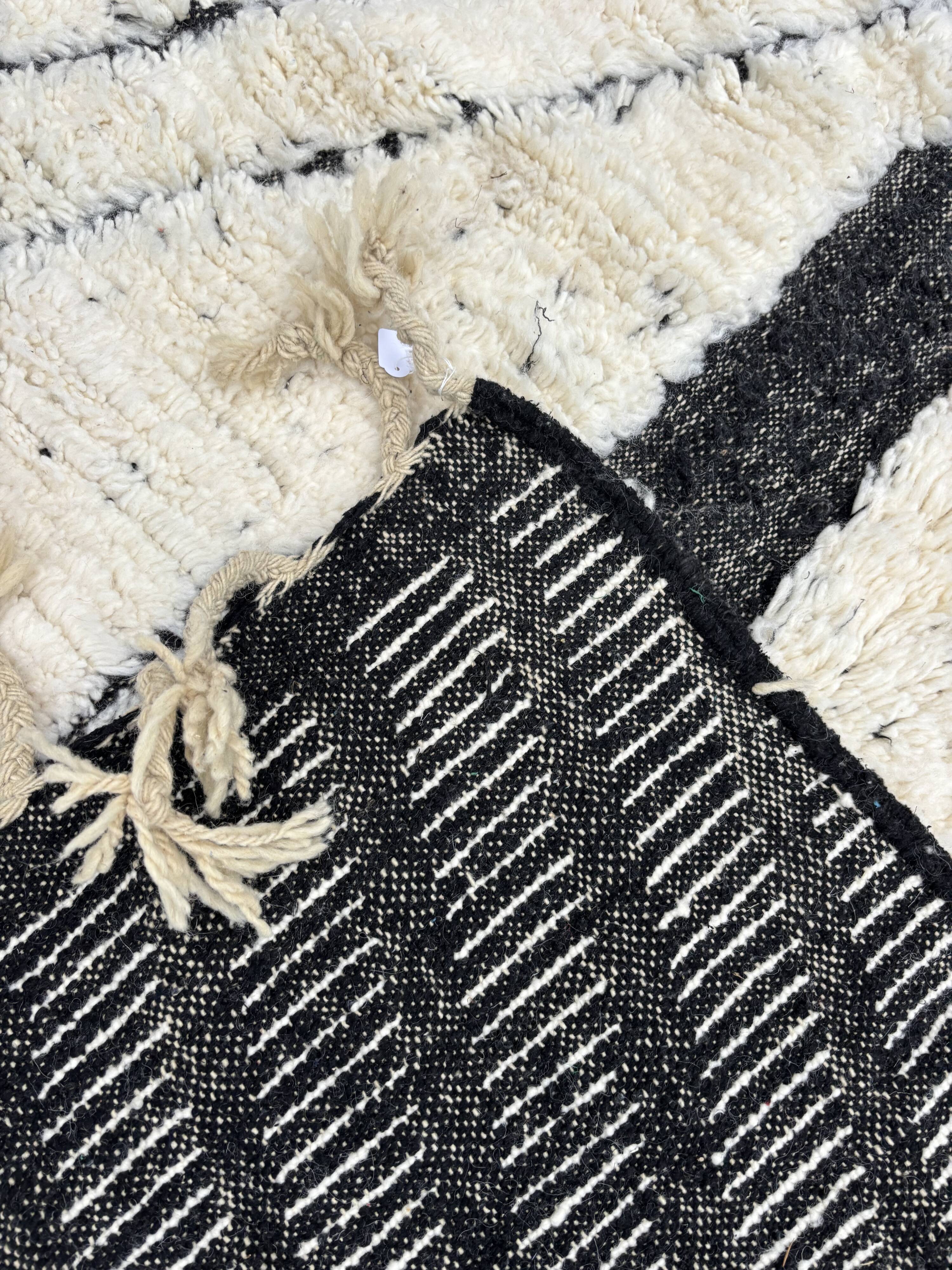 Large Beni Ouarain rug 190 × 300 cm – Graphic Berber rug in wool fa