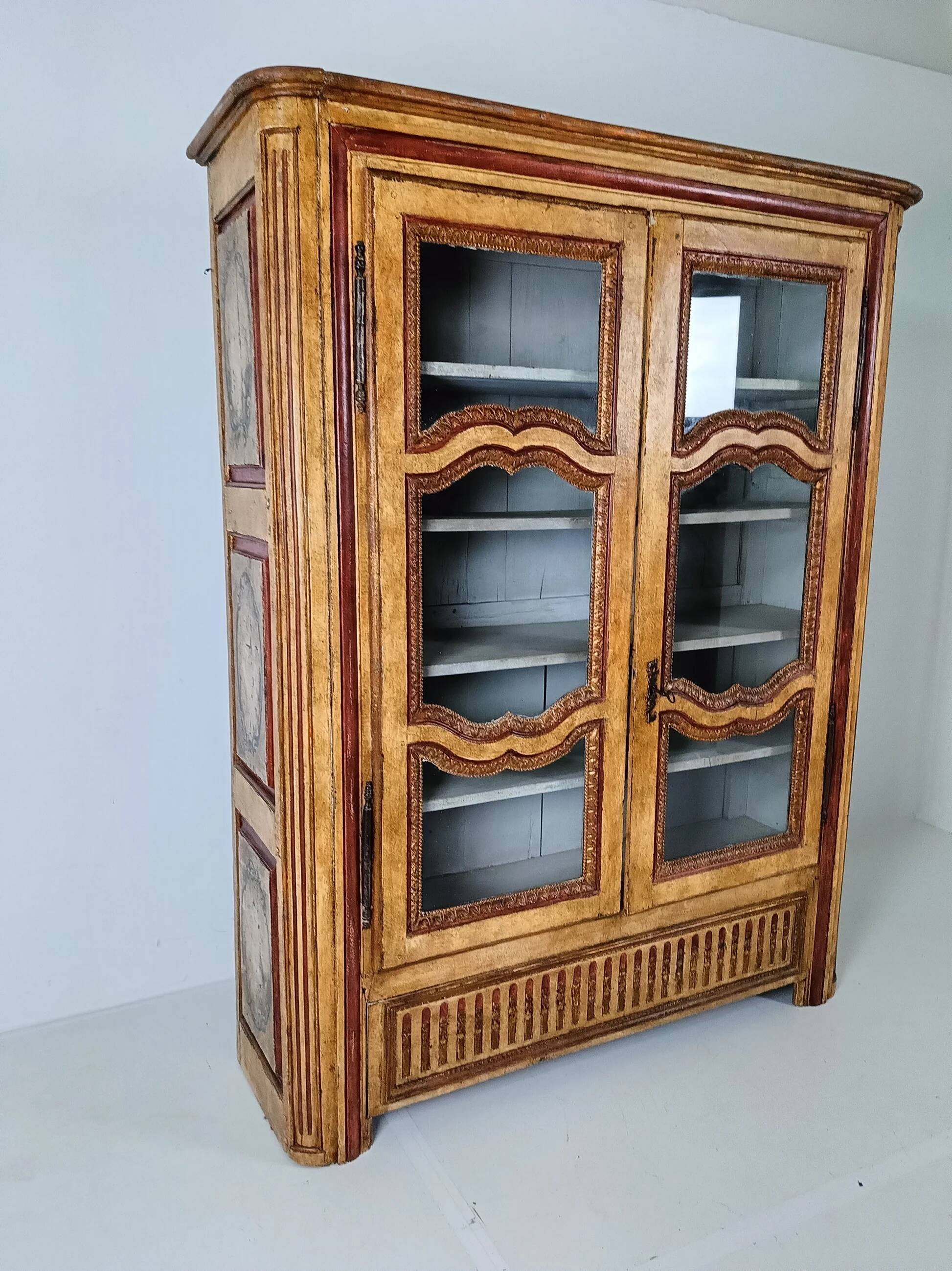 Vitrine française ancienne peinte