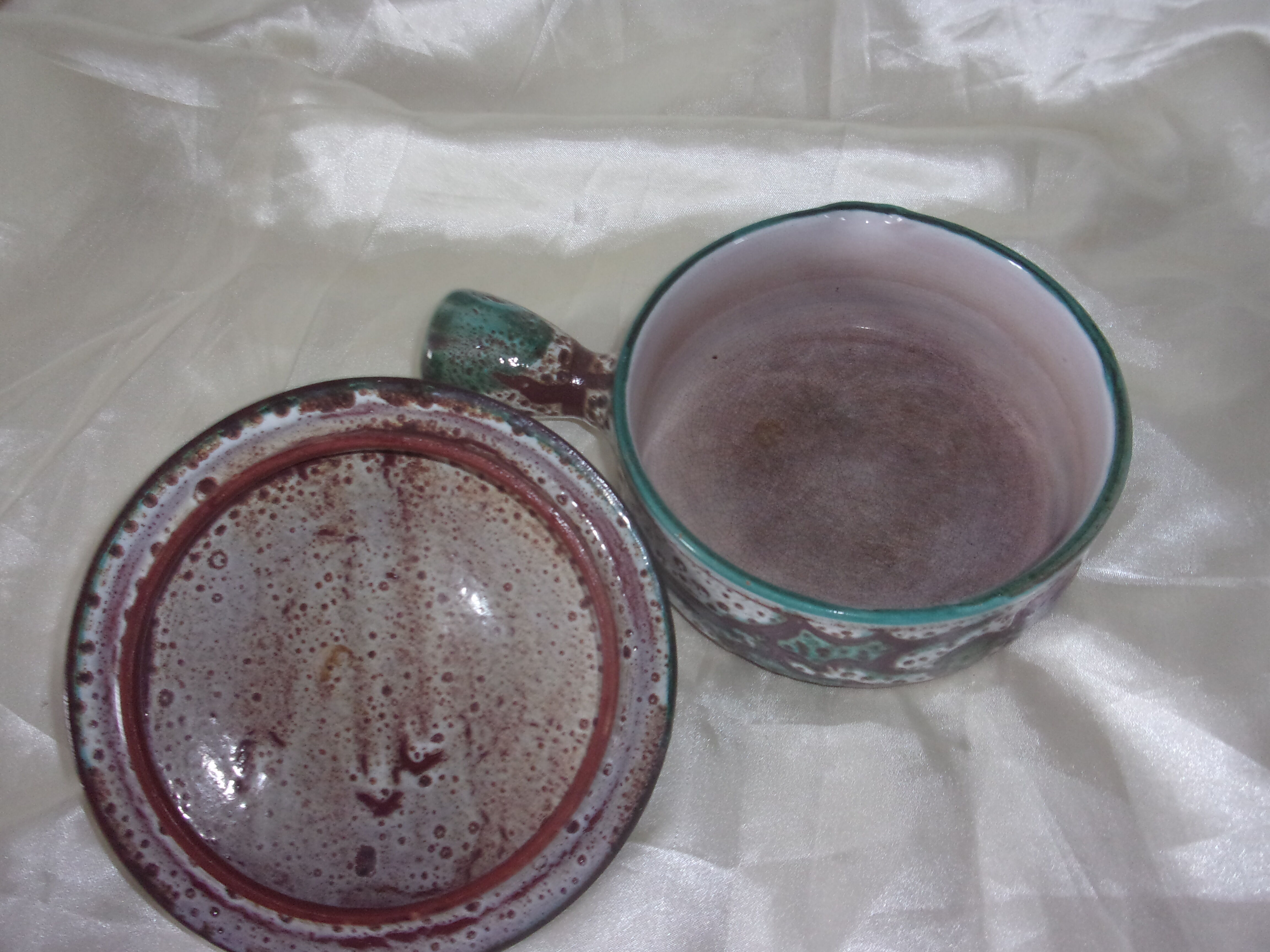 Caquelon with thistle decoration lid