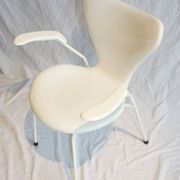 Chair Mod. 3207 Arne Jacobsen white leather