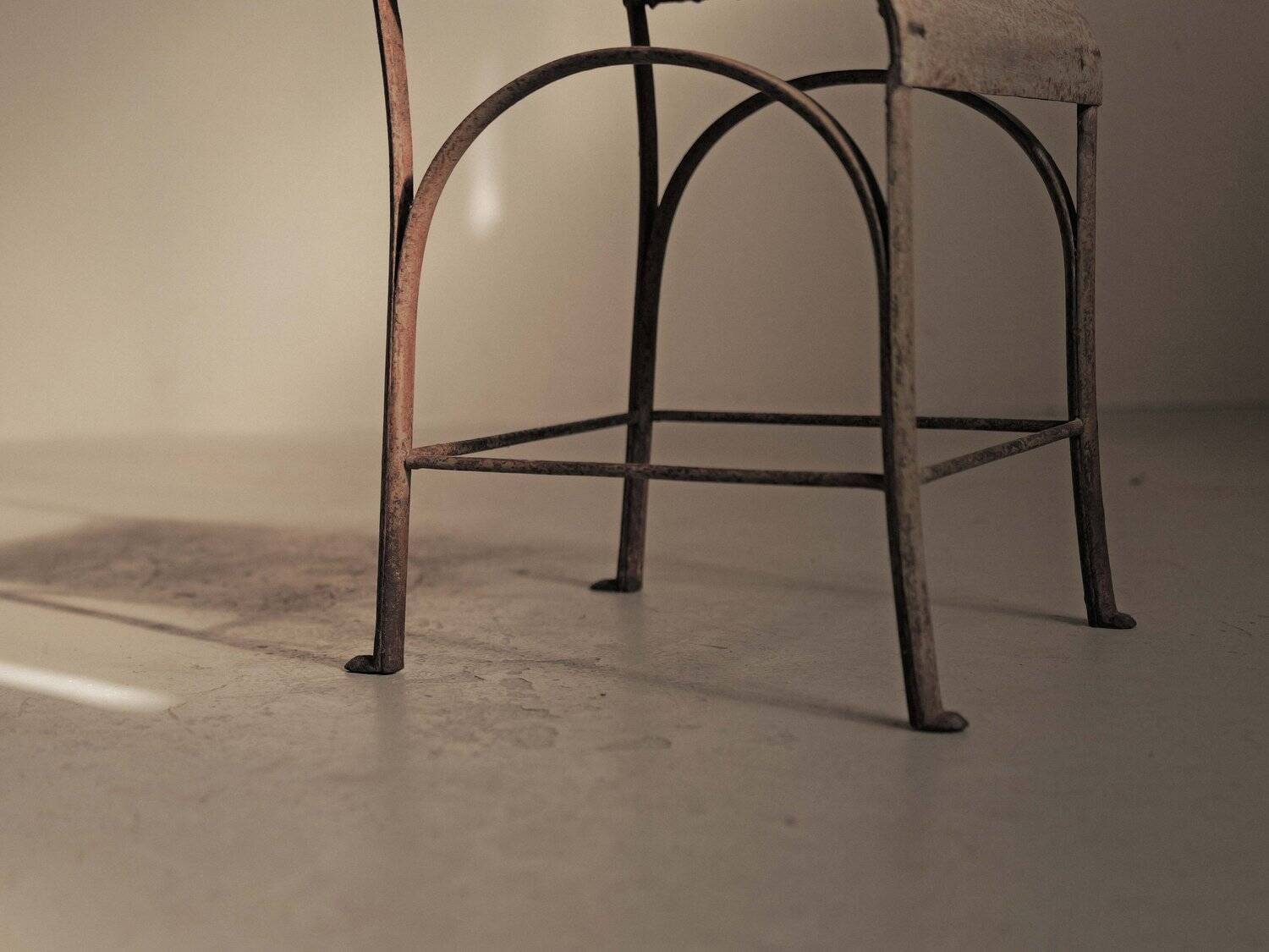 Paire de chaises en acier et tôle rivetée, vers 1920
