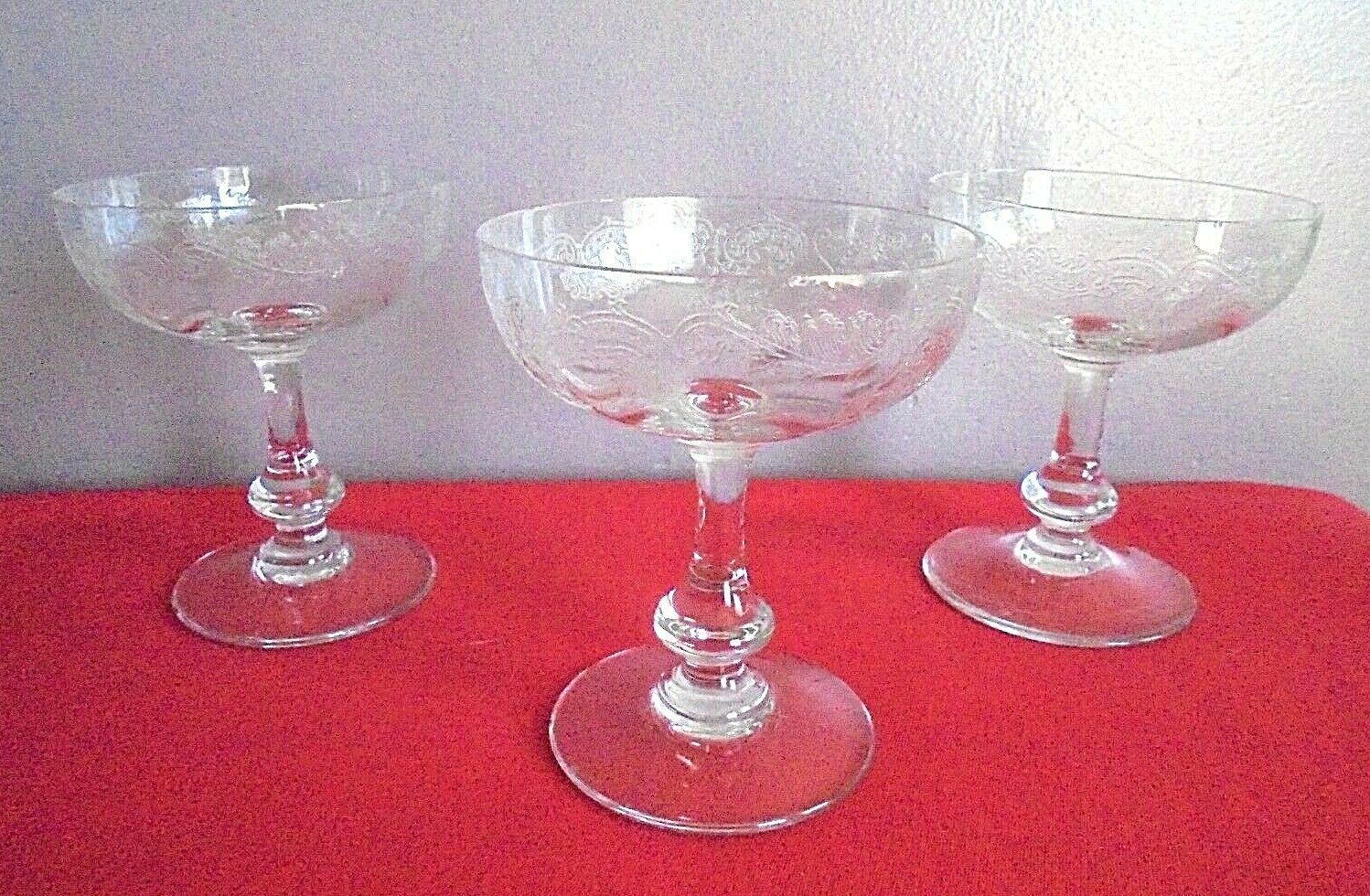 Lot 3 glasses of champagne crystal St Louis Unsigned chiseled patterns Top.11 cm