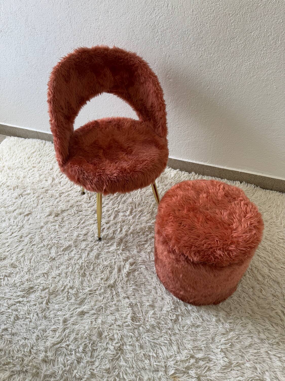 Chaise et pouf moumoute années 70