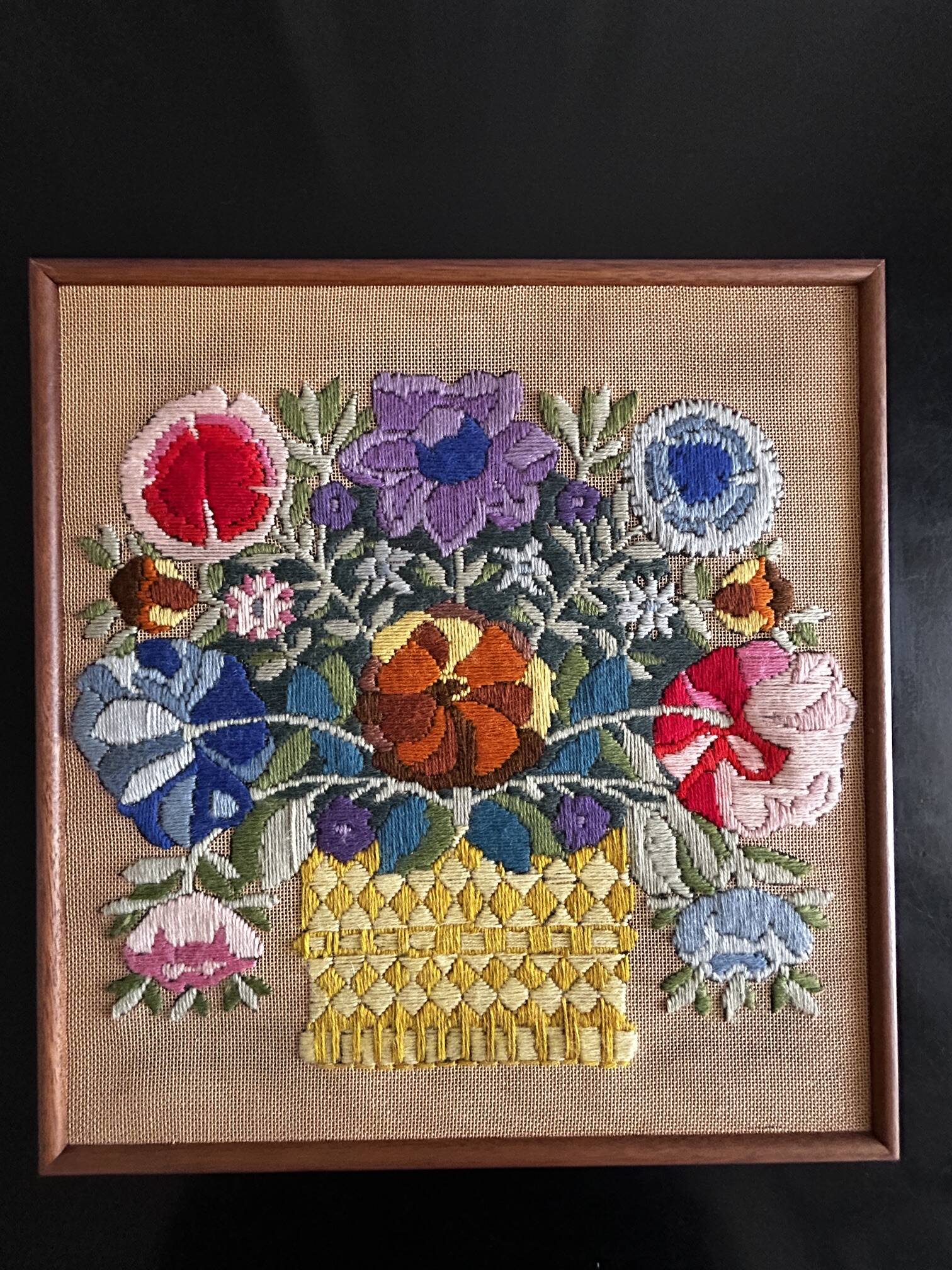 tableau fleurs brodées 1970
