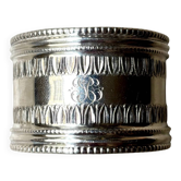 Rond de serviette en argent monogrammé, motifs palmettes et perlés