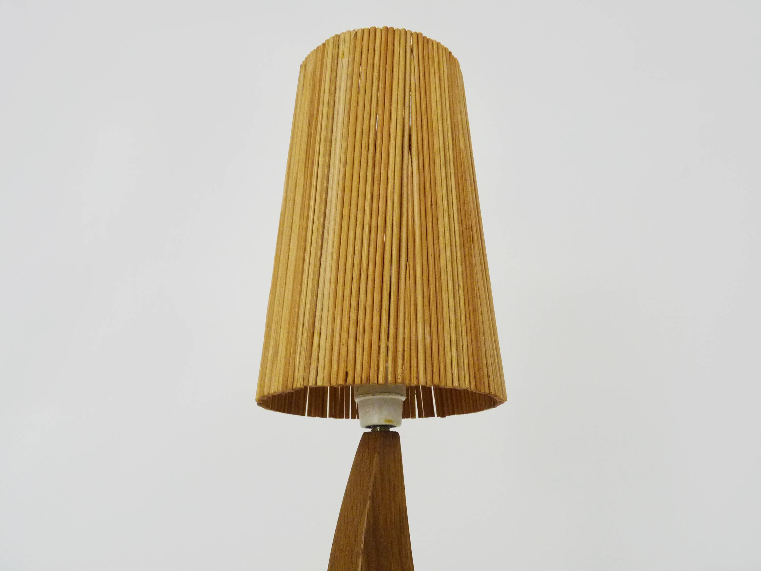 Sculptural lamp in carved oak wood, 70s 80s