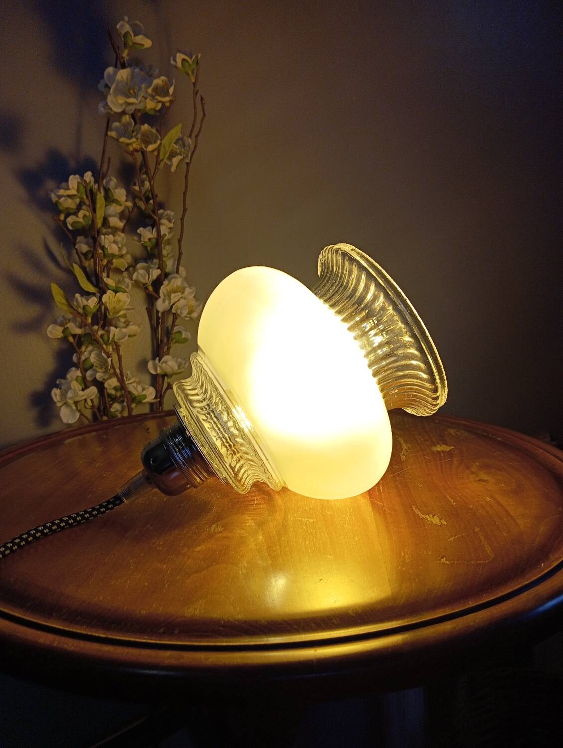 Portable lamp / pendant lamp in white opalescent glass. Art Deco style