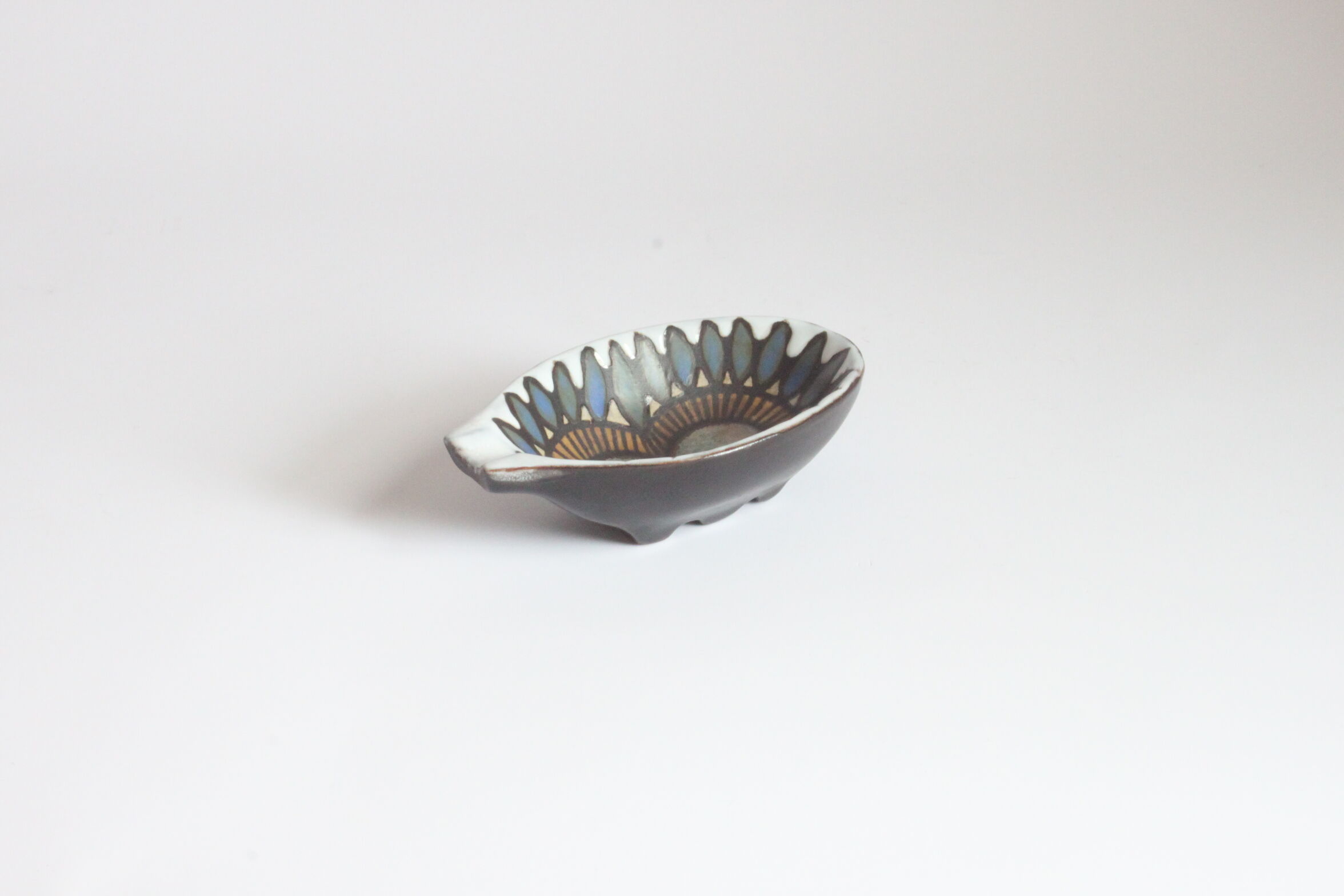 Mid century modern ceramic hedgehog shaped ashtray, 1950s