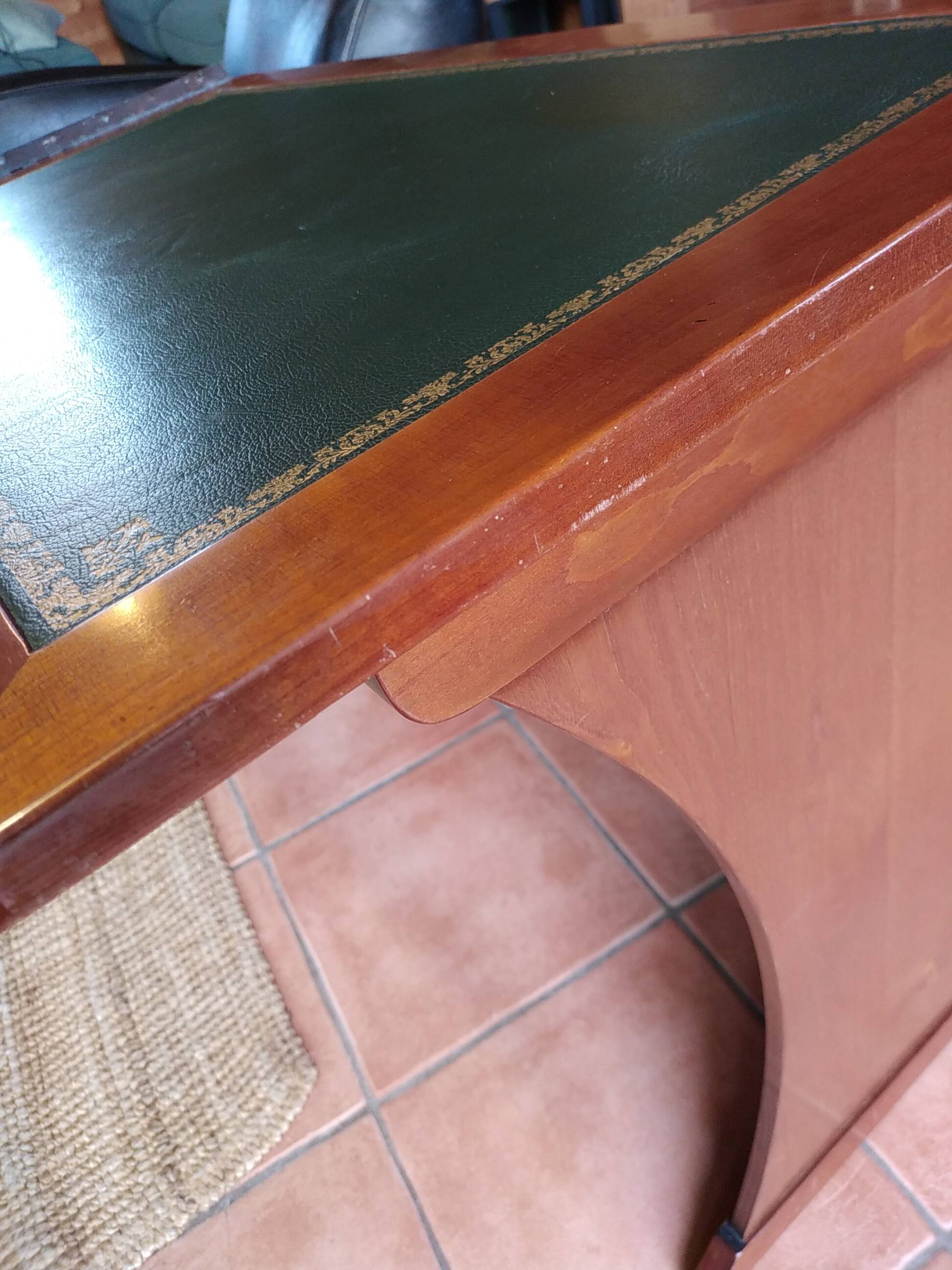Wall-mounted writing table in cherry wood. retractable.