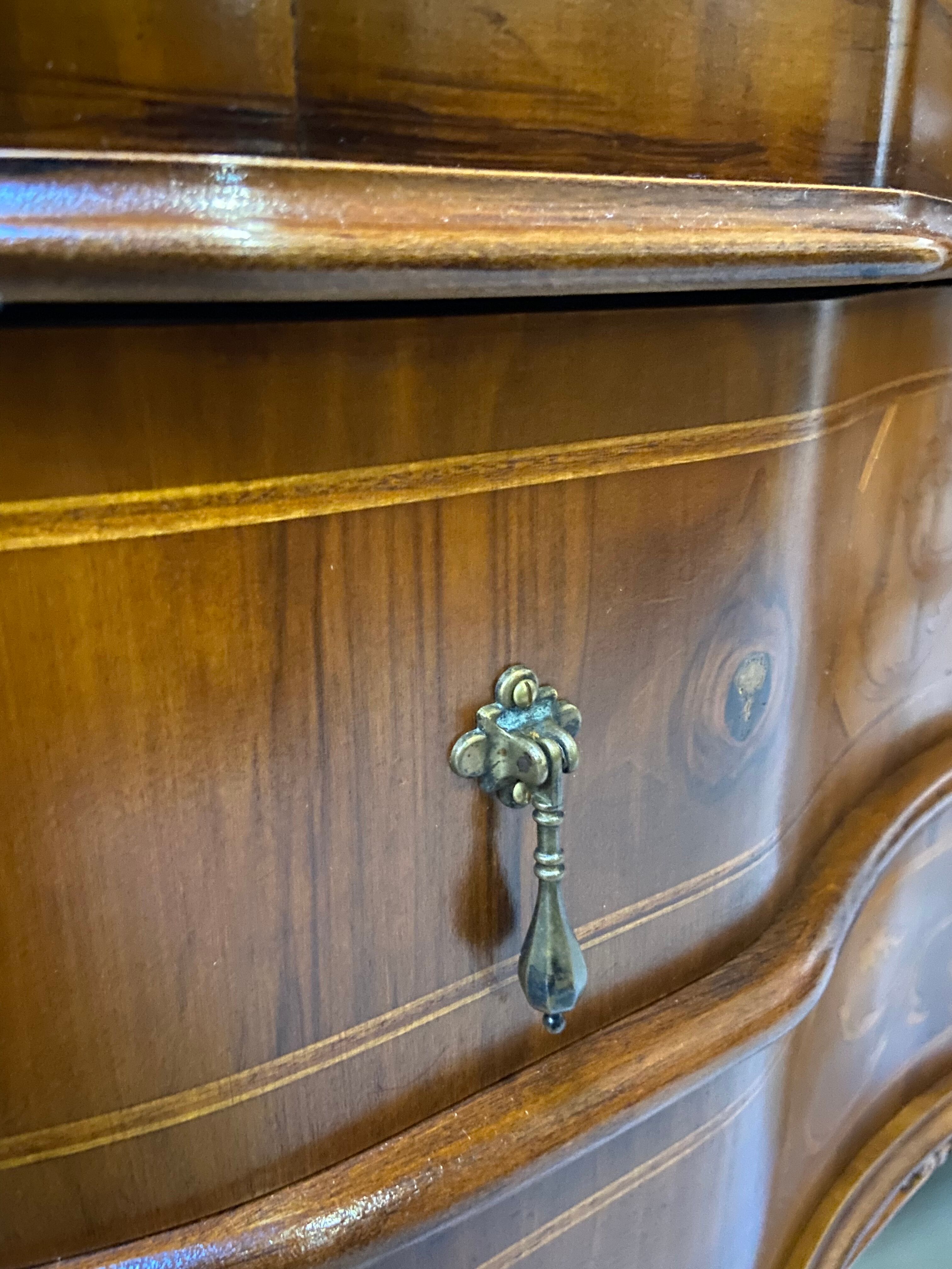 Secrétaire en bois à décor floral