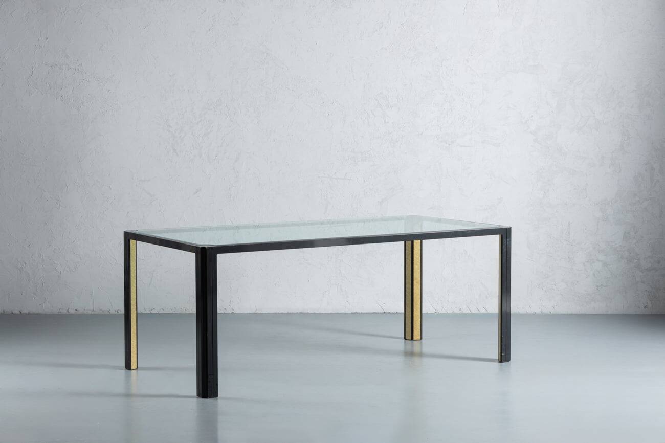 Table à manger vintage de style Saporiti avec plateau en cristal et cadre noir, Italie, années 1970.