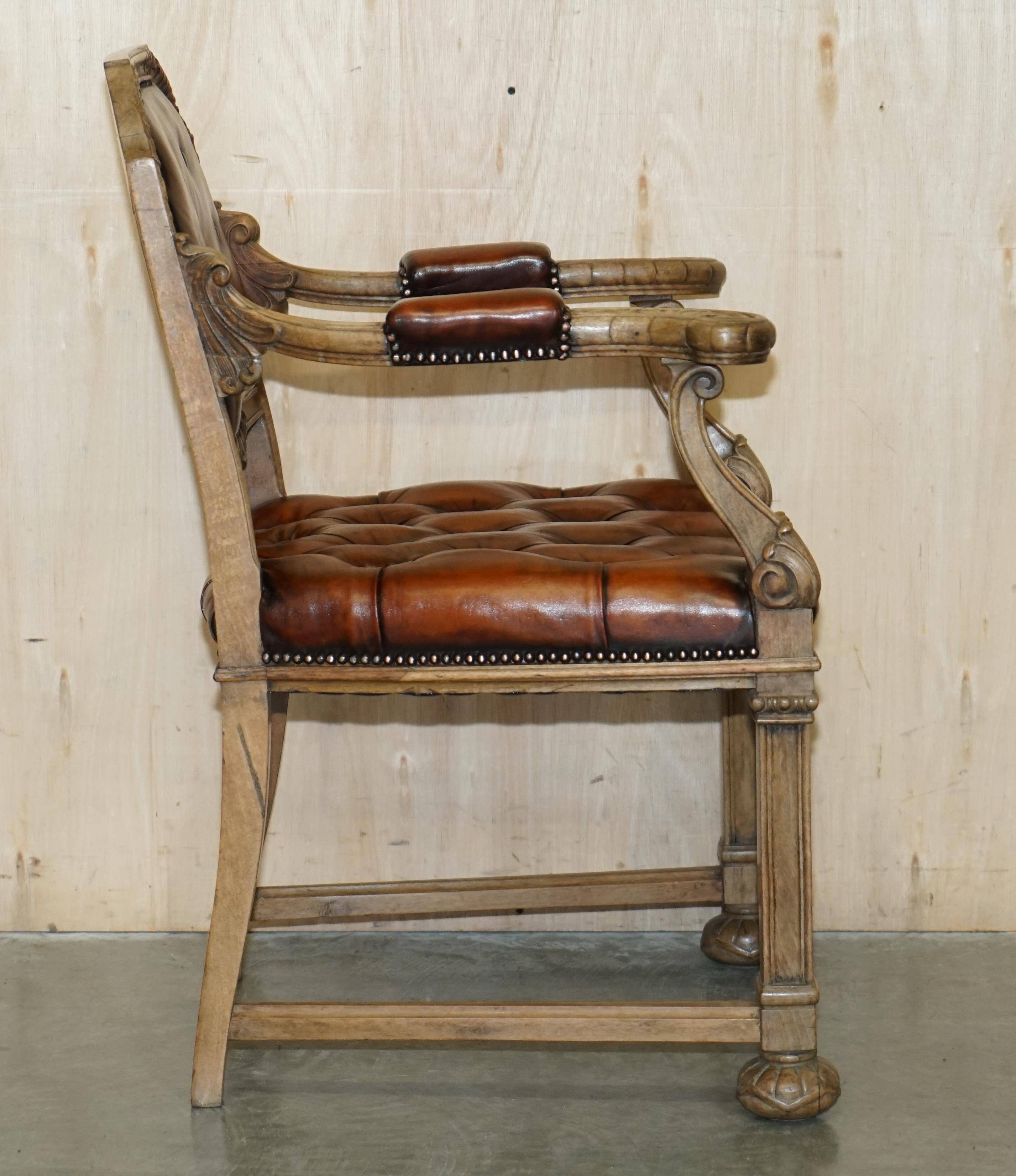 Fauteuil Chesterfield ancien restauré William IV en cuir